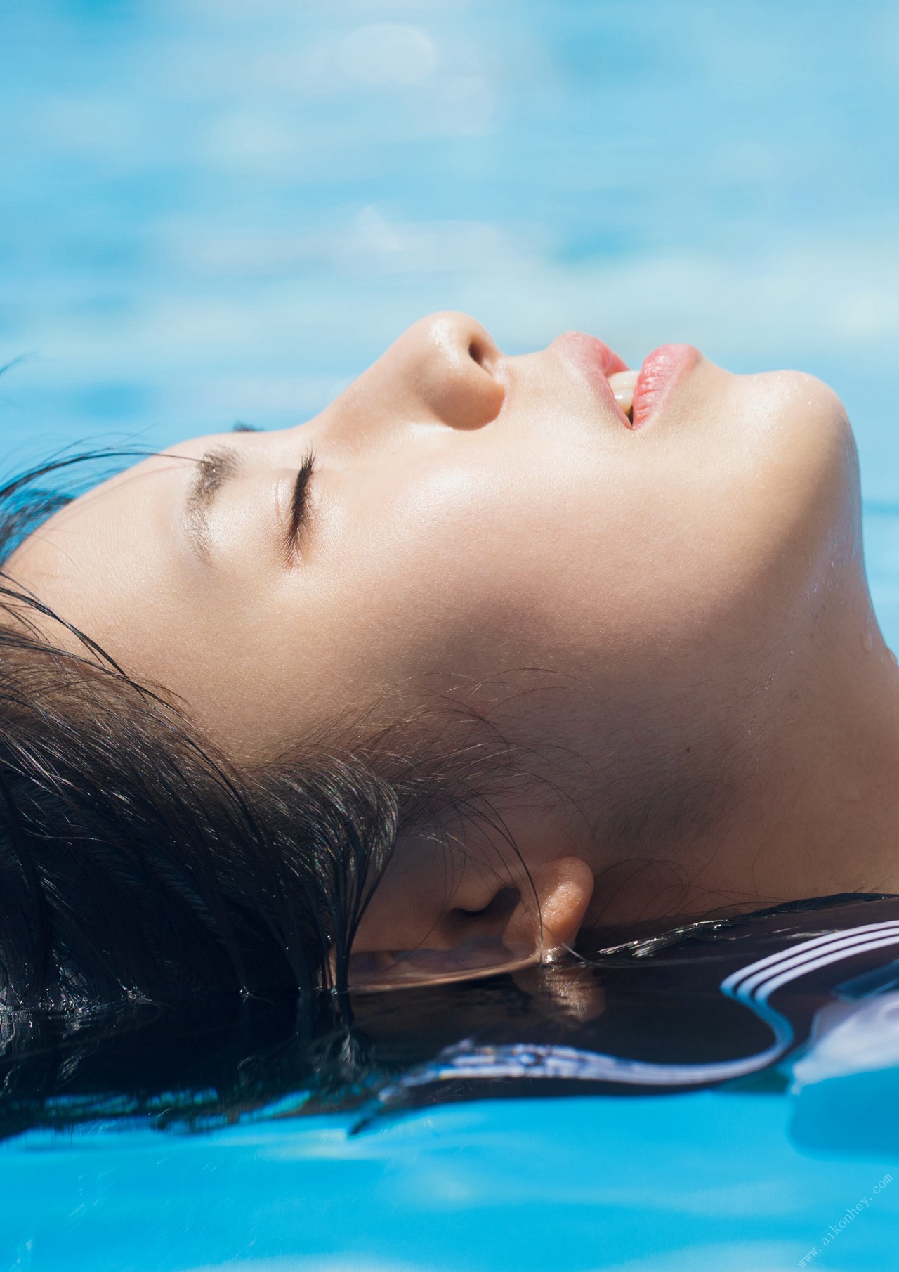 Hina Kikuchi 菊地姫奈, 1st写真集 はばたき Set.01