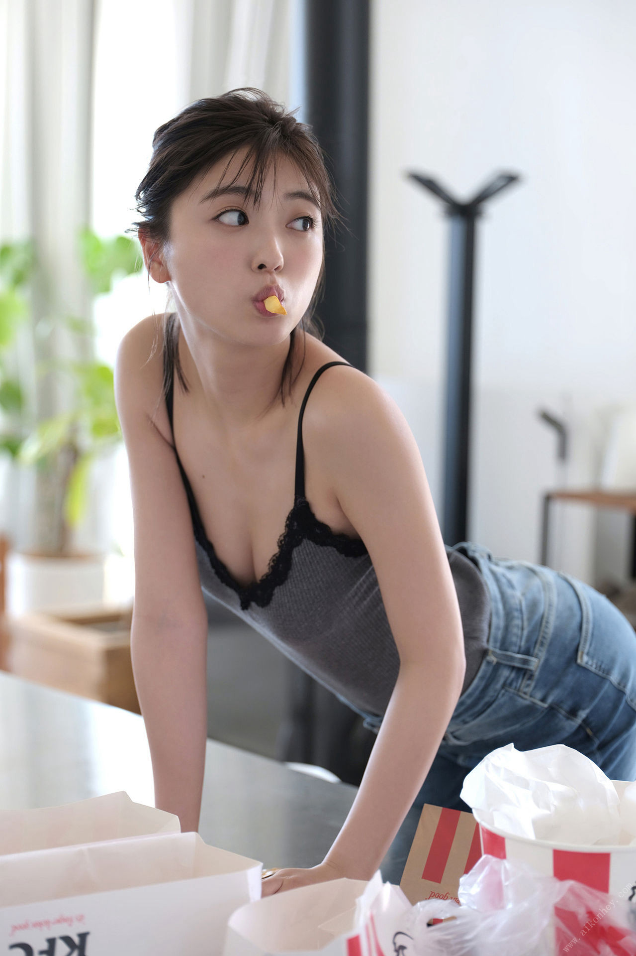 Mio Kudo 工藤美桜, ＦＲＩＤＡＹデジタル写真集 「輝きながら……」 Set.01