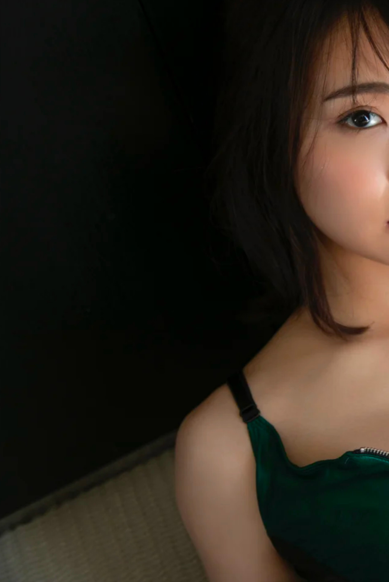 Natsumi Hirajima 平嶋夏海, ＦＲＩＤＡＹデジタル写真集 「甘い密会－ベッドの上で－」 Set.01