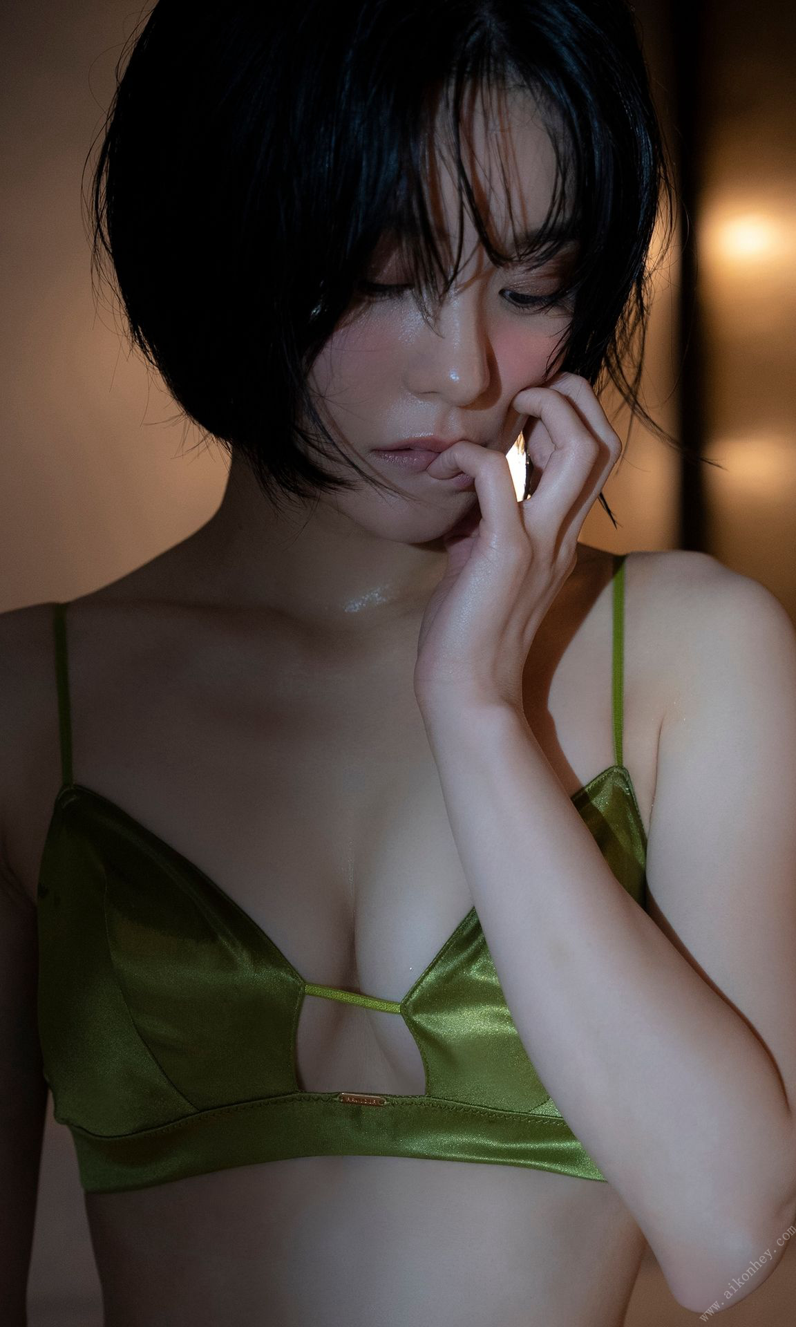 Momoko Arata 新田桃子, 週プレ Photo Book 「ドンブラ一人三役女優、初グラビア」 Set.01