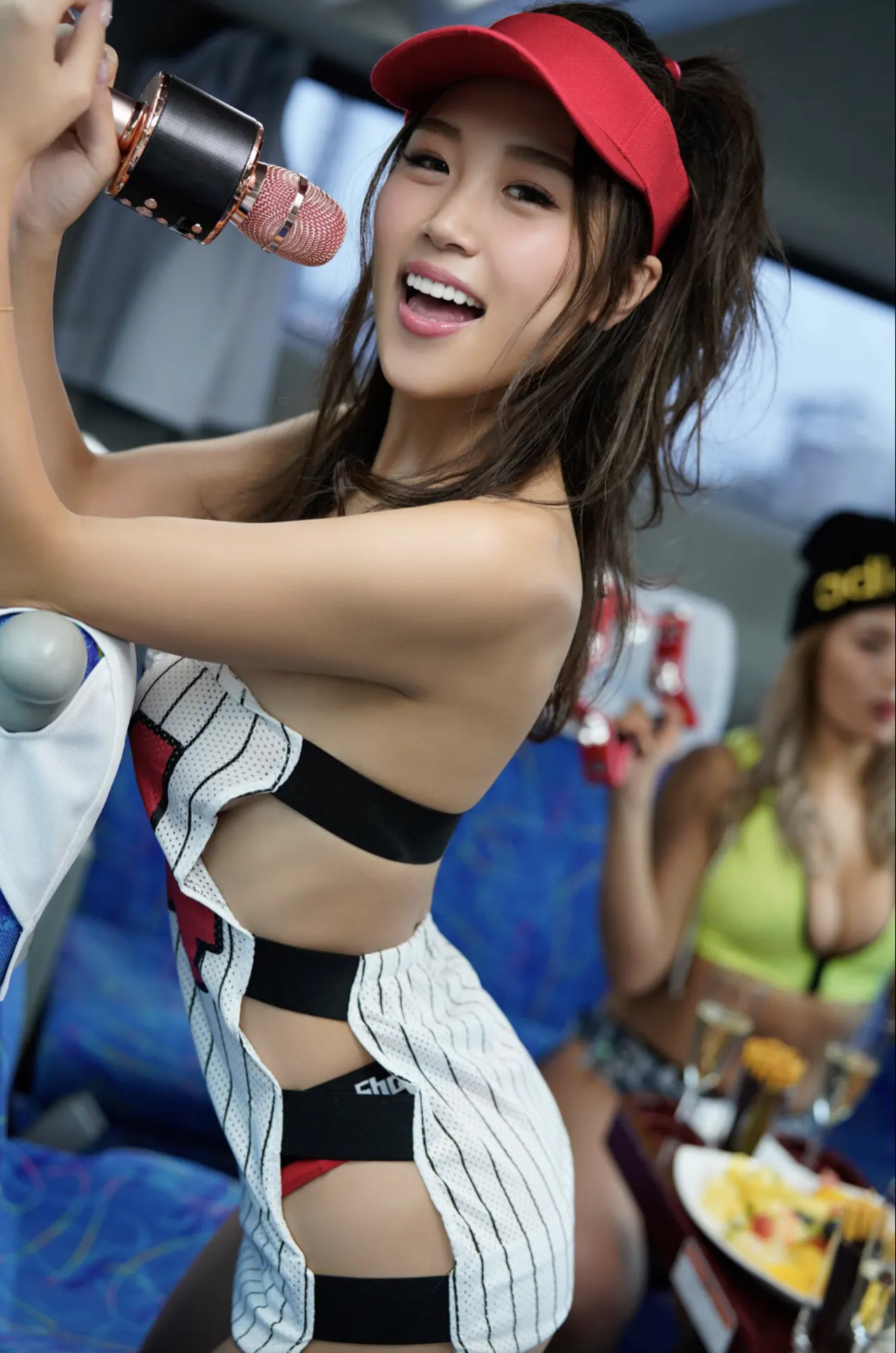 サイバージャパンダンサーズ, ＦＲＩＤＡＹデジタル写真集 「アナタと一緒に温泉バスツアー Vol.01」 Set.01