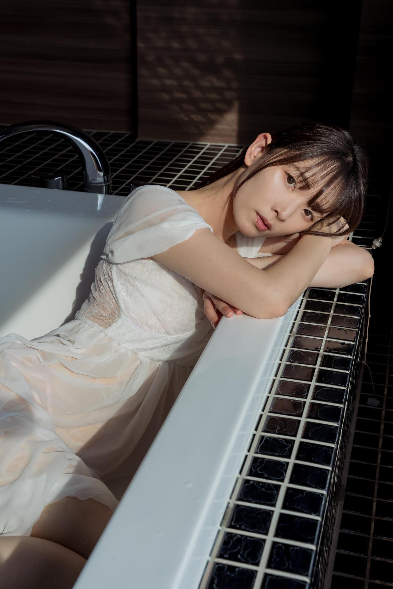 Mitsuki Goronzoku ゴロン族美月, フェチグラビア写真集 「Translucent」 Set.01