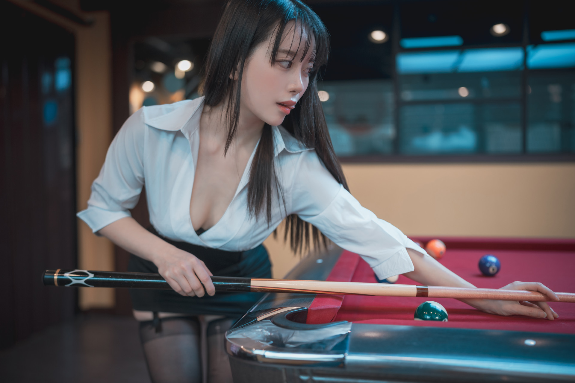 Девушка на бильярдном столе. Девушка на бильярдном столе фото. Djawa zzizzi – Billiards girl Office look. Zzizzi.