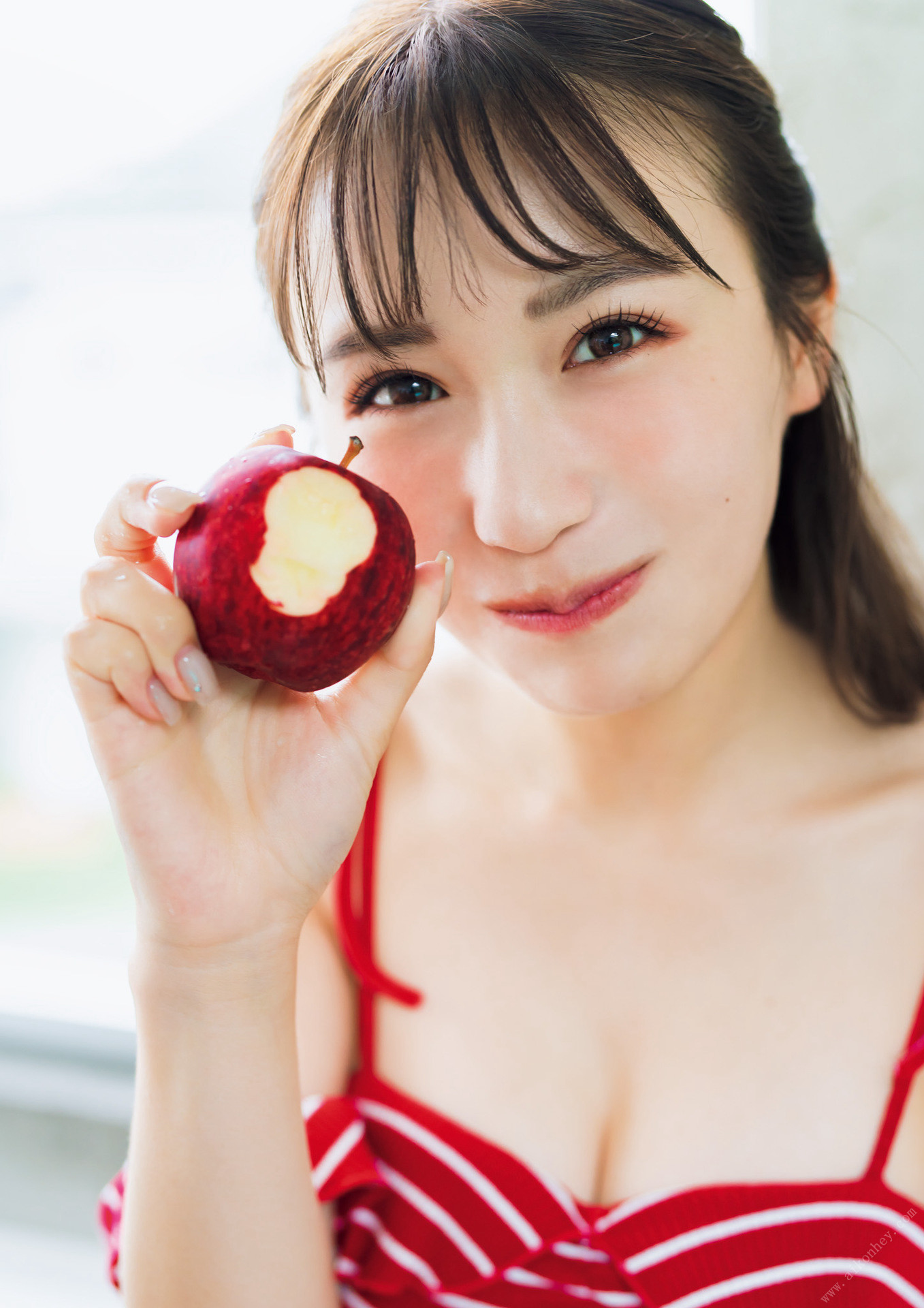 Ema Ito 伊藤愛真, 1st写真集 電子特典付き 「soleil-ソレイユ-」 Set.01
