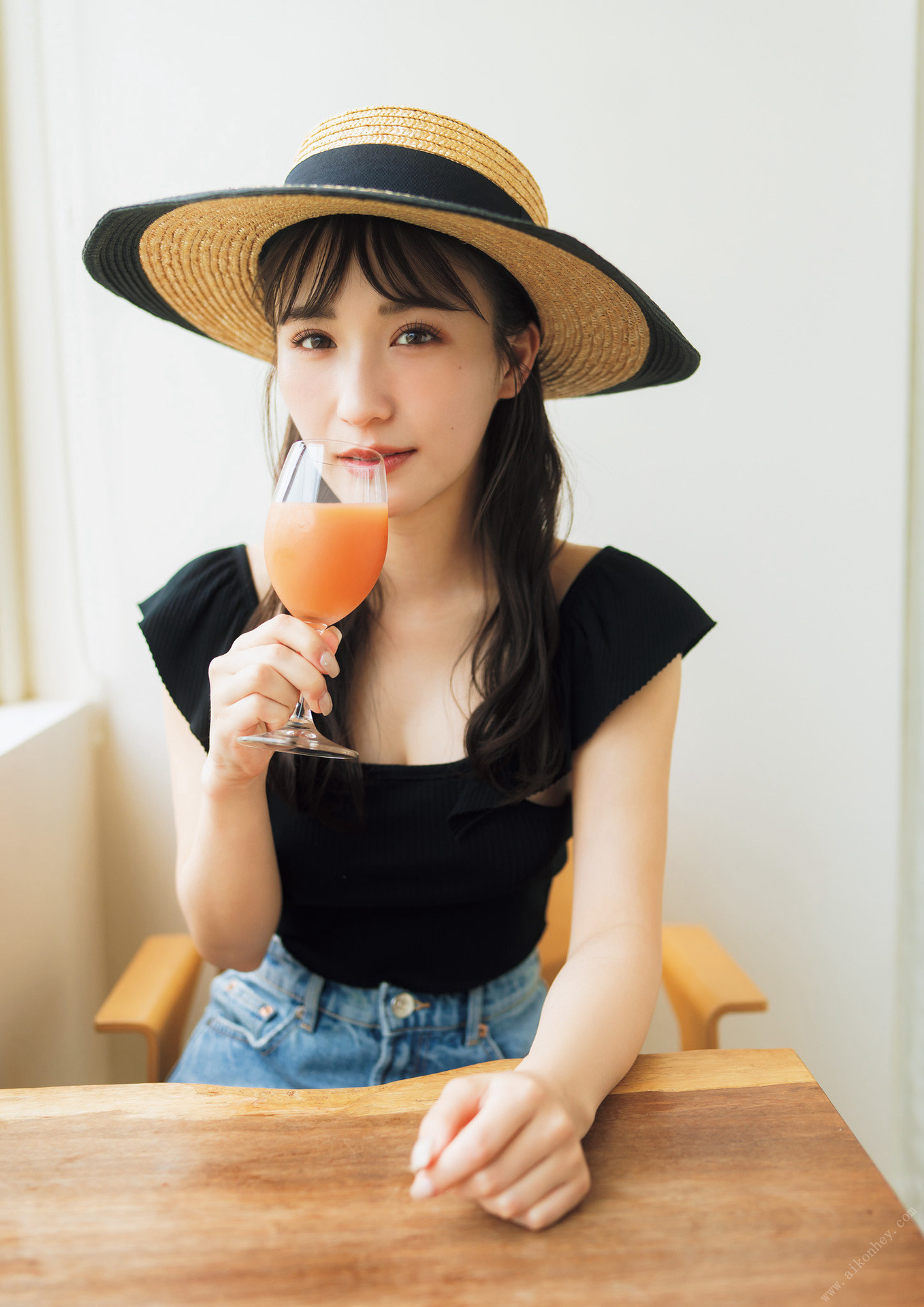 Ema Ito 伊藤愛真, 1st写真集 電子特典付き 「soleil-ソレイユ-」 Set.05