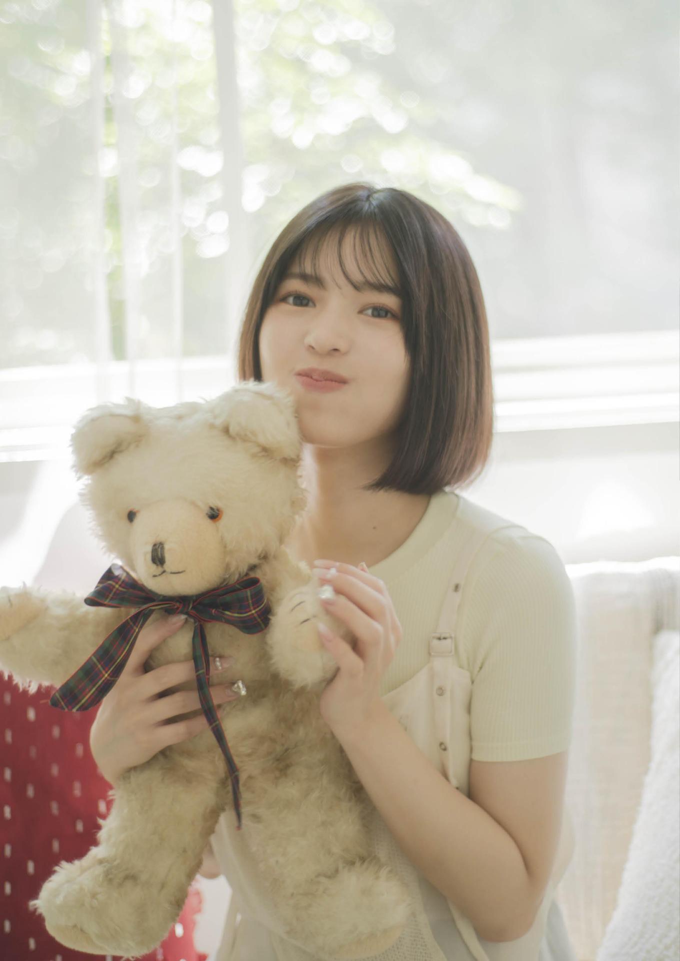 Arai Shiika 新井椎夏, 1st写真集 「うれしいな」 Set.01