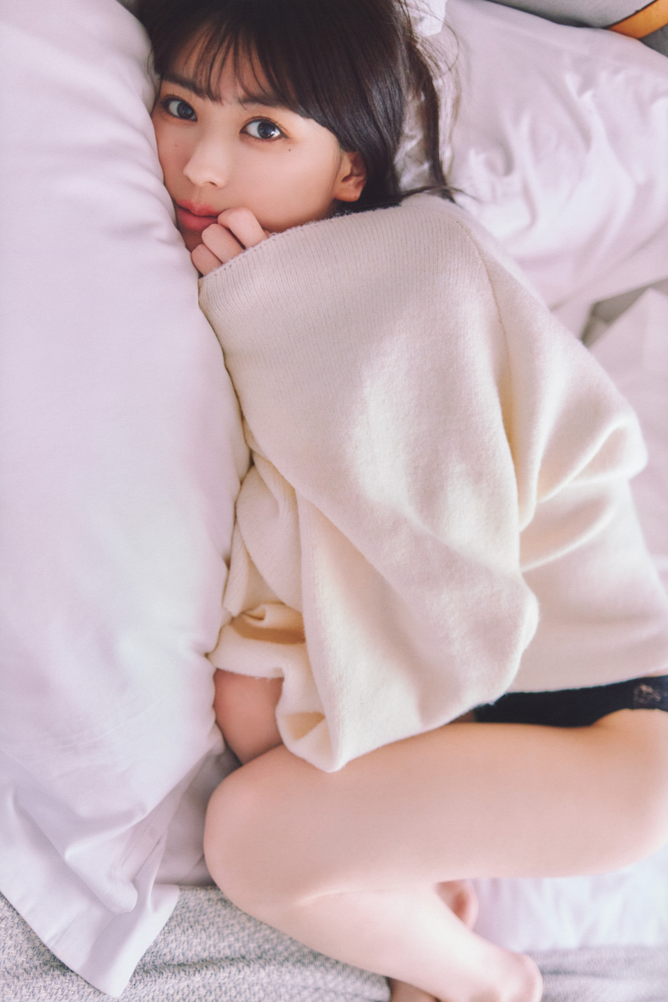 Renka Iwamoto 岩本蓮加, 1st写真集 「いたずらな風」 Set.02