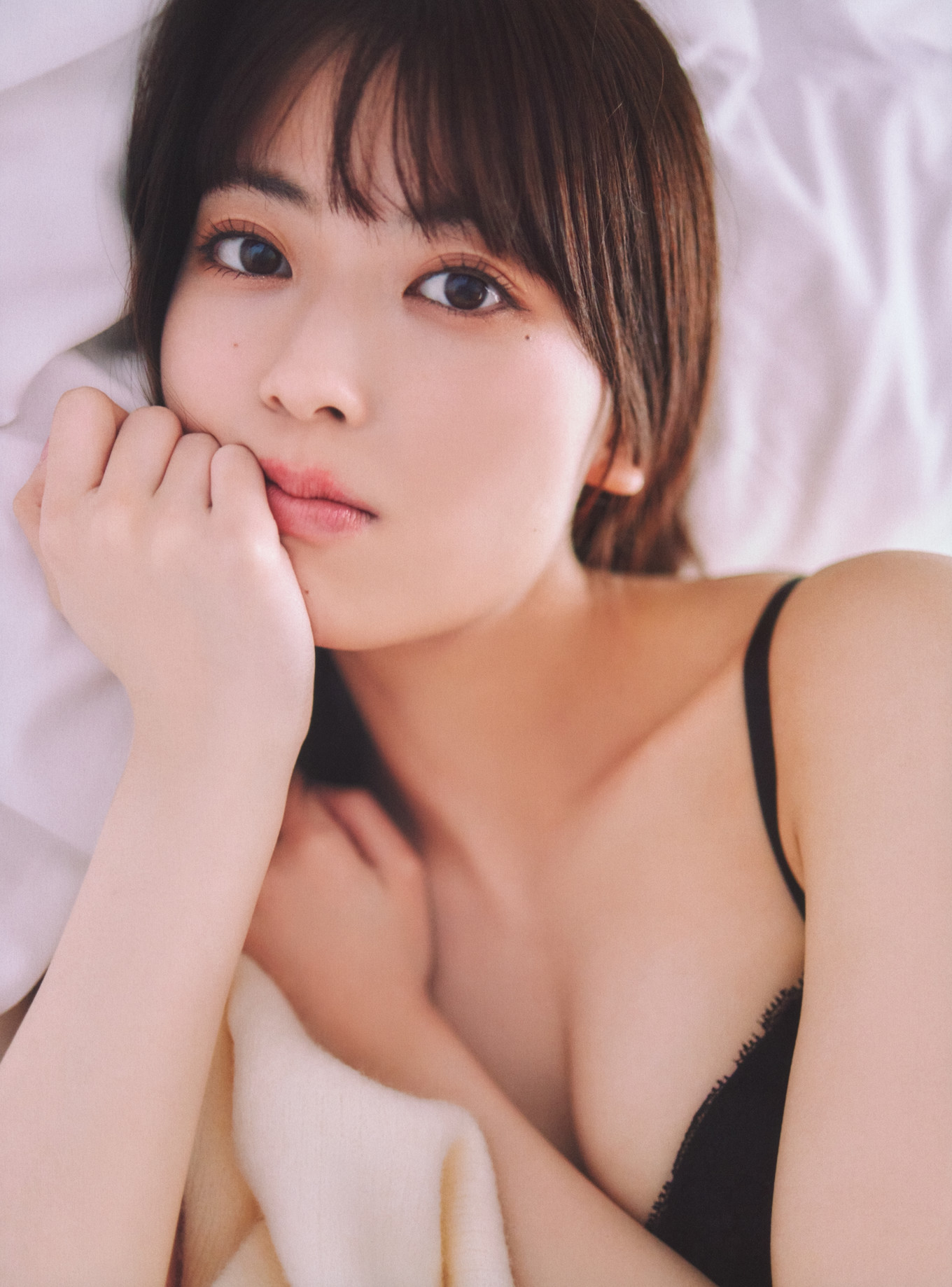 Renka Iwamoto 岩本蓮加, 1st写真集 「いたずらな風」 Set.02