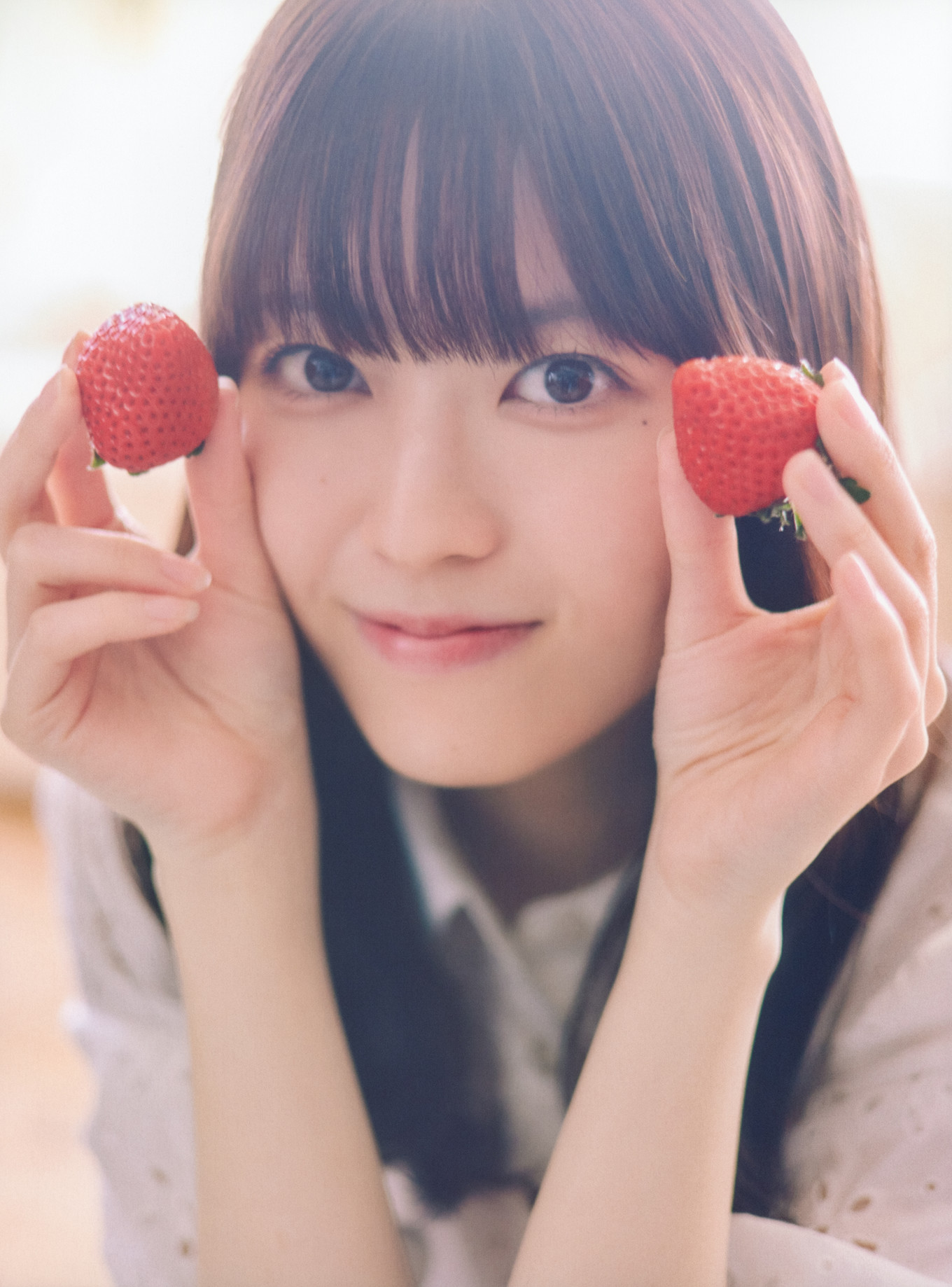 Renka Iwamoto 岩本蓮加, 1st写真集 「いたずらな風」 Set.02