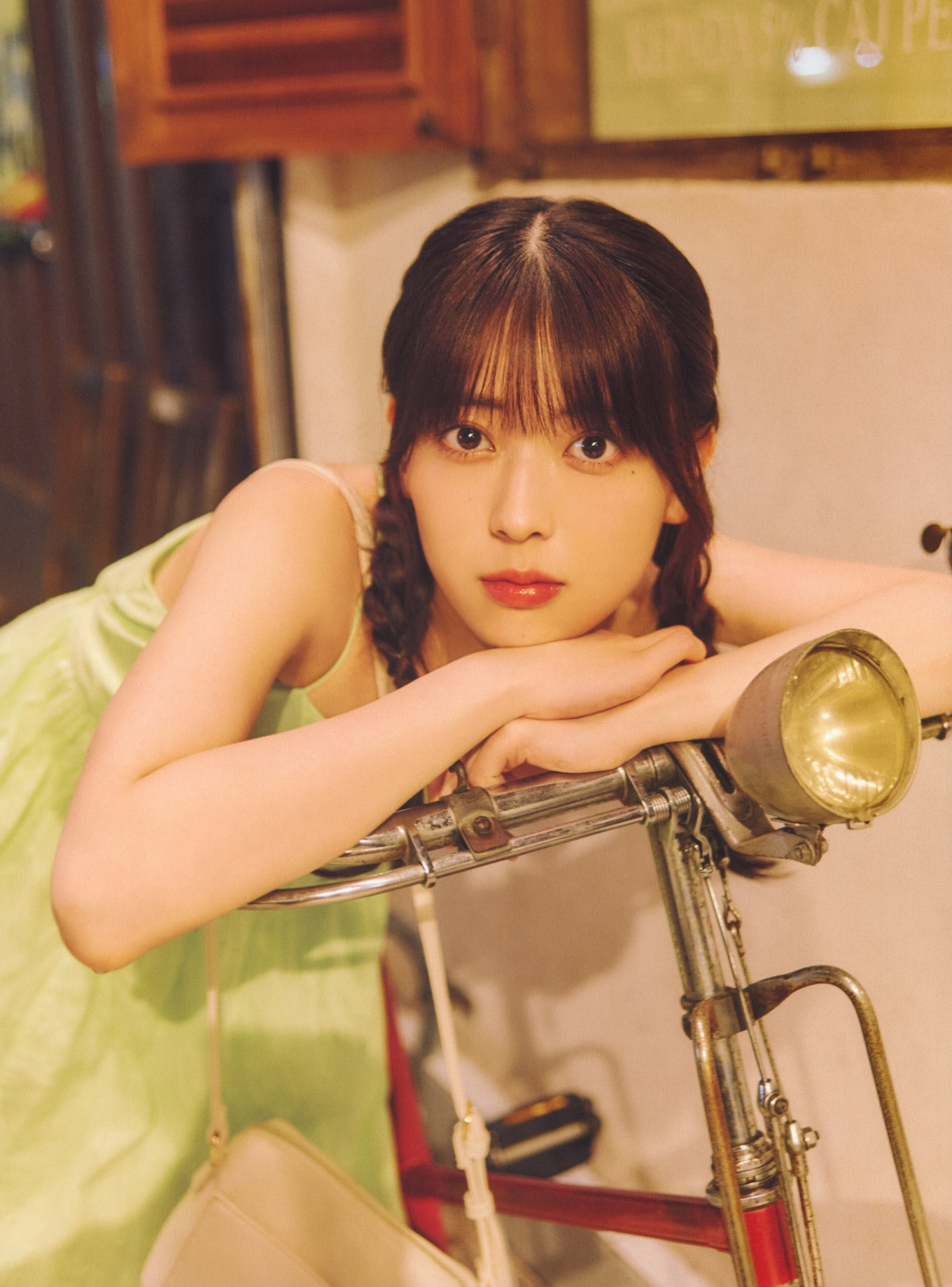 Renka Iwamoto 岩本蓮加, 1st写真集 「いたずらな風」 Set.04