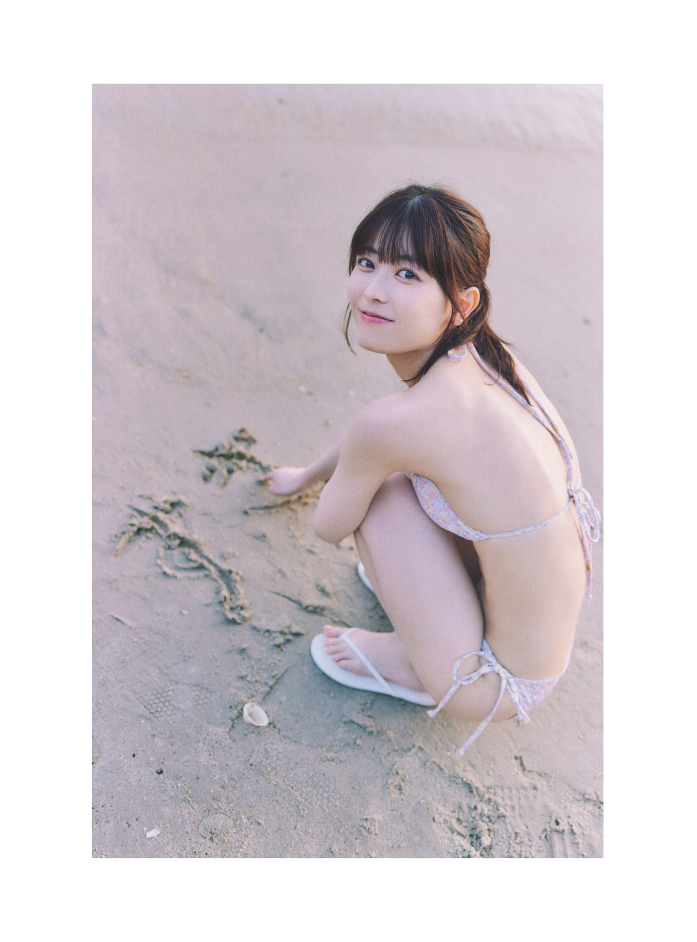 Renka Iwamoto 岩本蓮加, 1st写真集 「いたずらな風」 Set.05