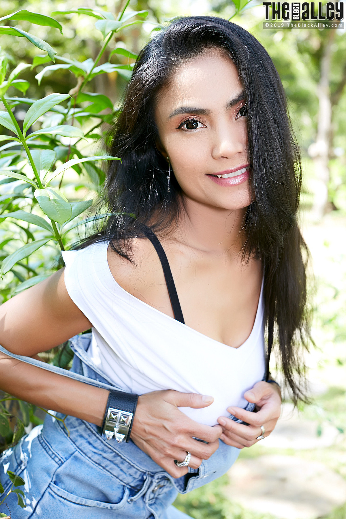 Leah The Black Alley Photobook Set.01