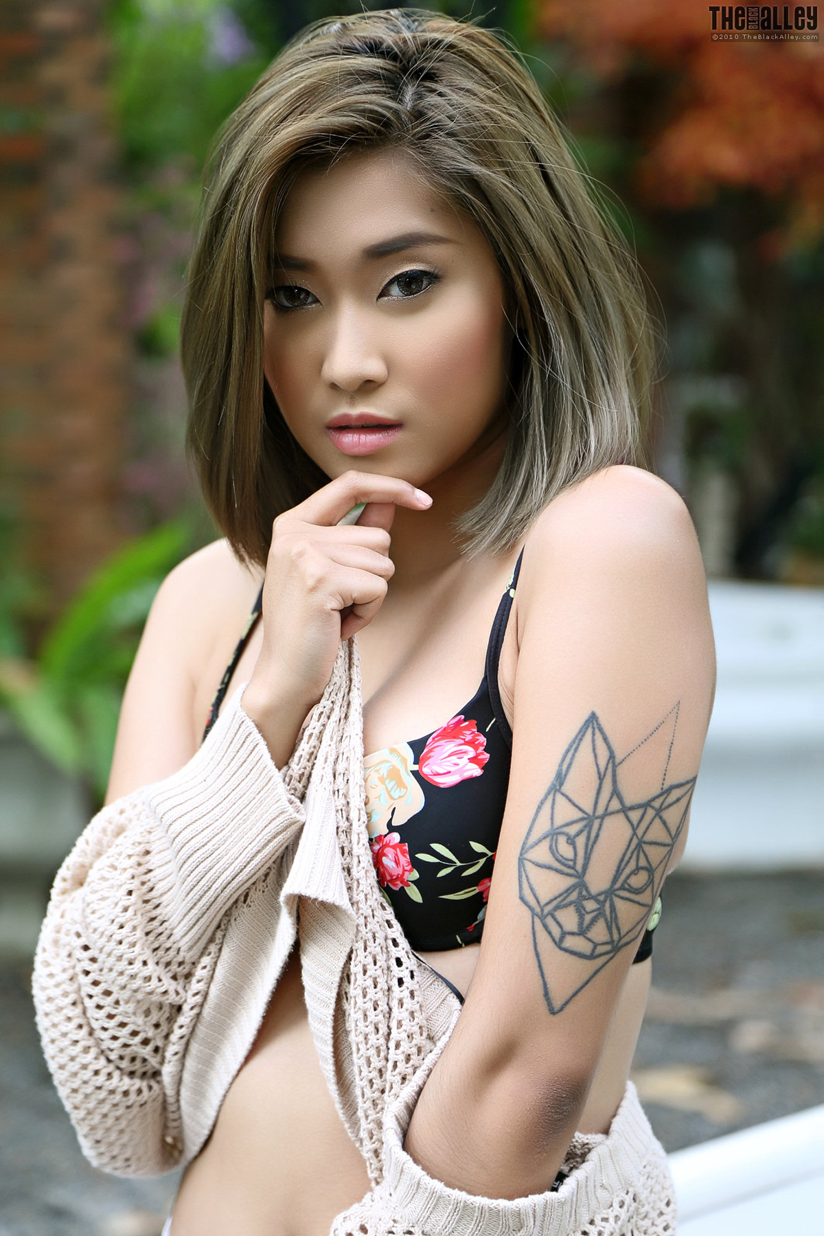 Apple The Black Alley Photobook Set.16