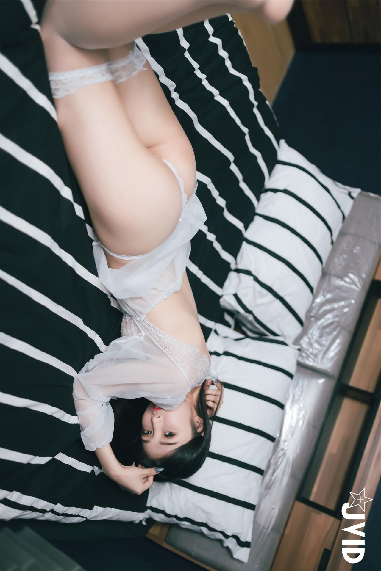 JVID Linda & Ruru 巨乳校花的碰撞_性感小恶魔-雪白H乳-极致美尻 Set.01