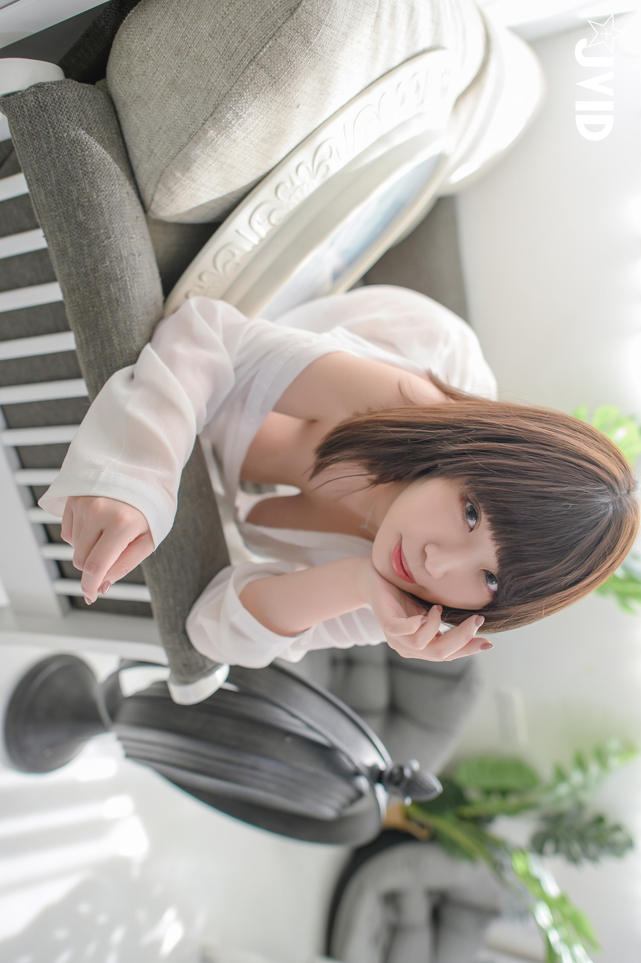 JVID Ruru茹茹 H級豪巨乳 寄宿家中的前同事－茹茹，一早醒來就衣衫不整！豪乳在眼前晃的我頭好暈啊～～～ Set.01