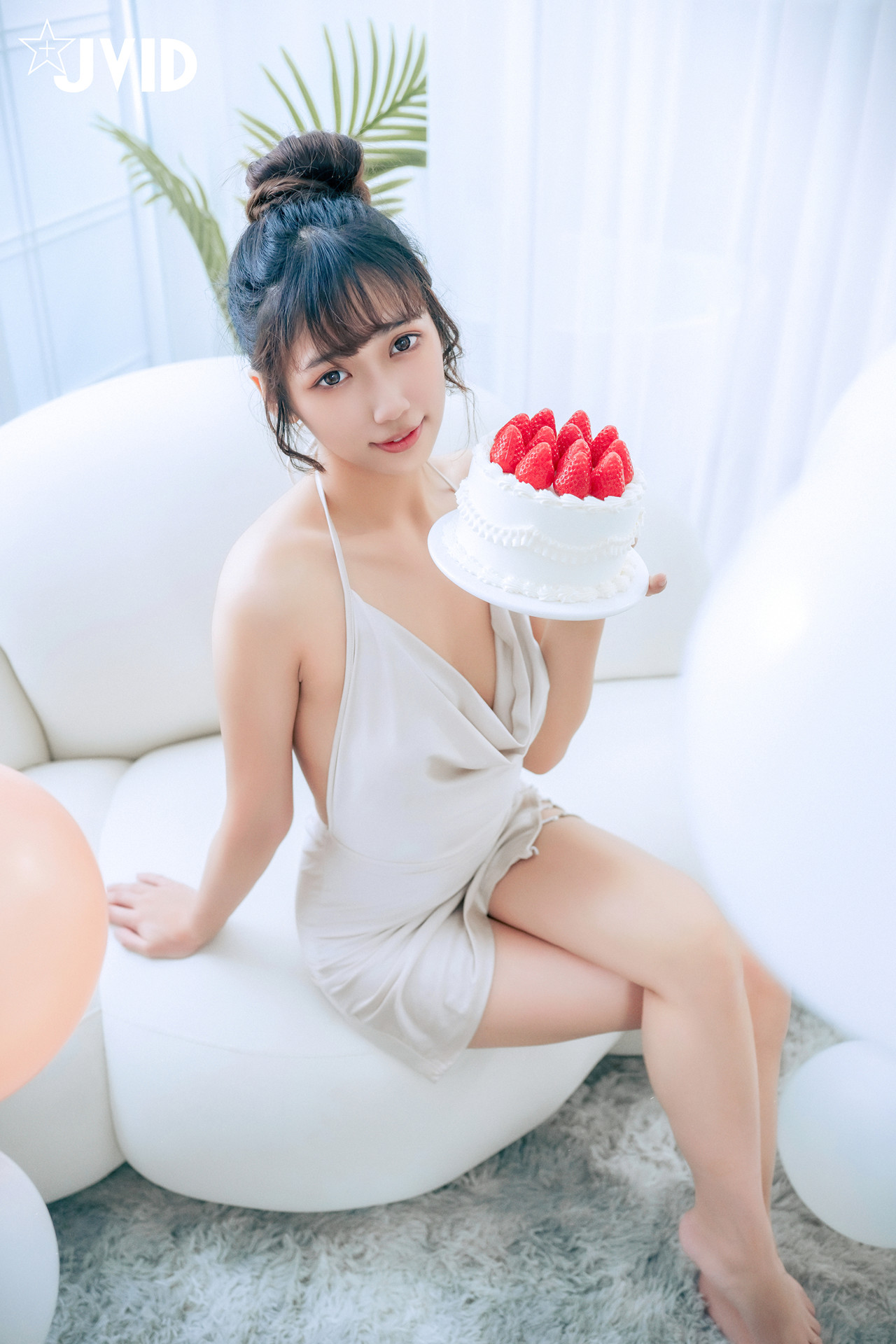 JVID 井野奈 & 肉包 – 色慾融合の閨蜜慶生派對 Set.01