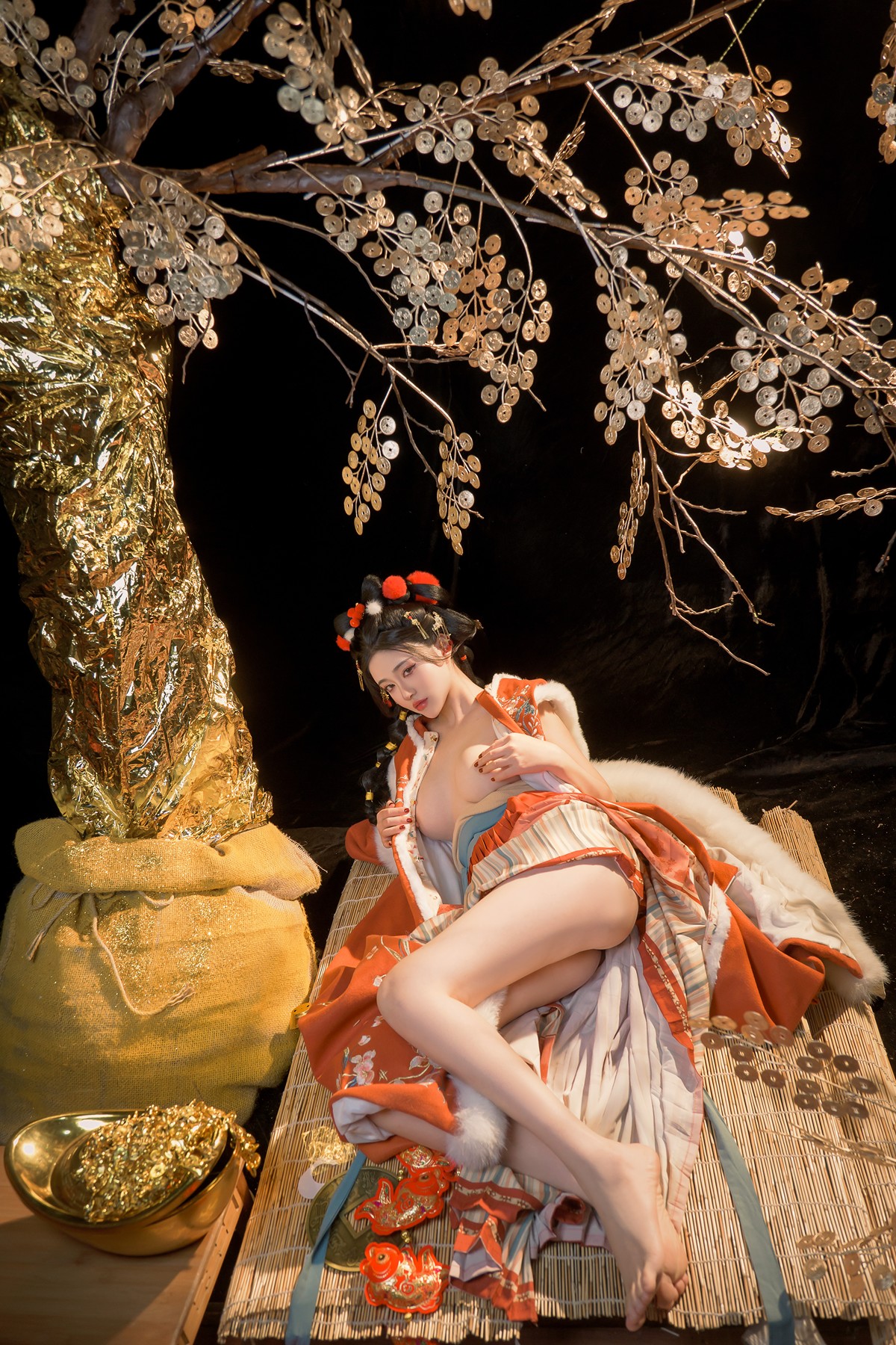 年年Nnian, ヌード写真集 Golden Tree