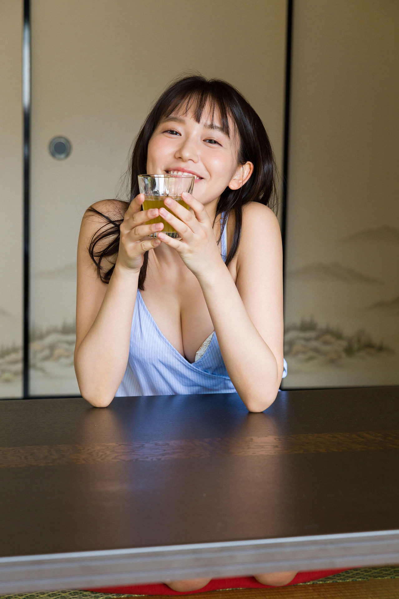 Nene Shida 志田音々, ファースト写真集アナザーバージョン 『nene-まるっとりっぷ-』 Set.02