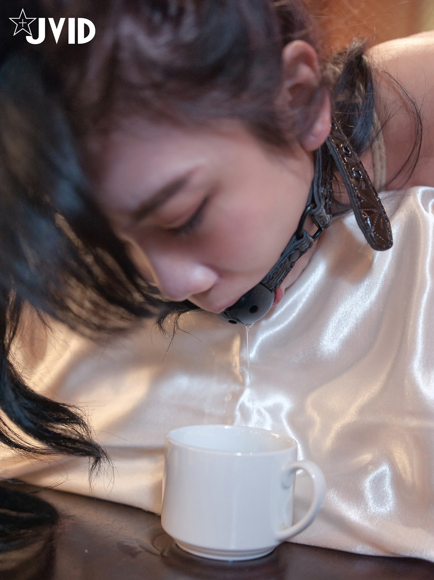JVID 伊芙蝶 – 金屬手銬の逃脫失敗!!! 全身緊縛 口球の口水收集 Set.02