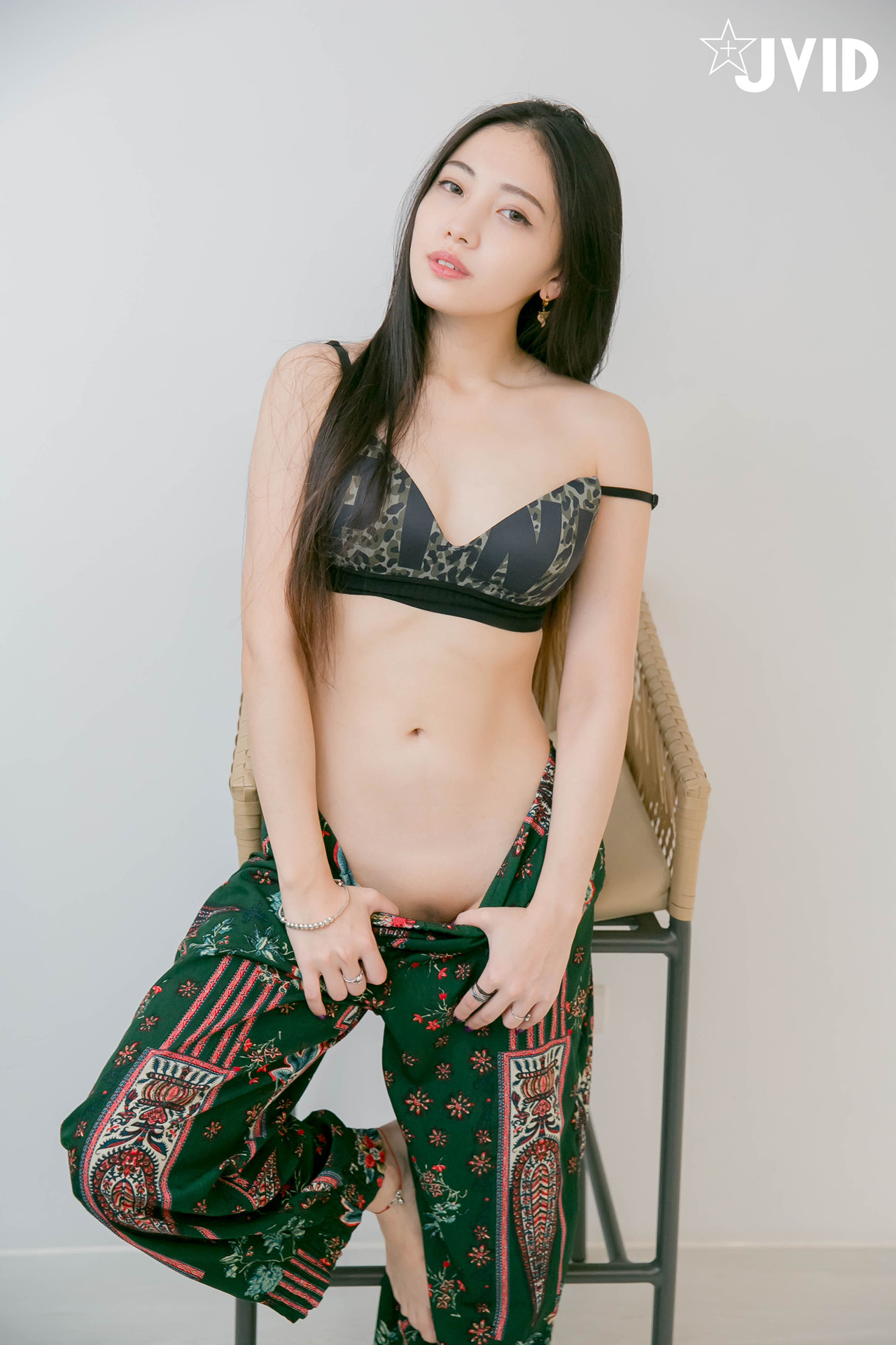 JVID 夏暮光 – 私底下穿著就讓人喜歡的性格青春美女 Set.01