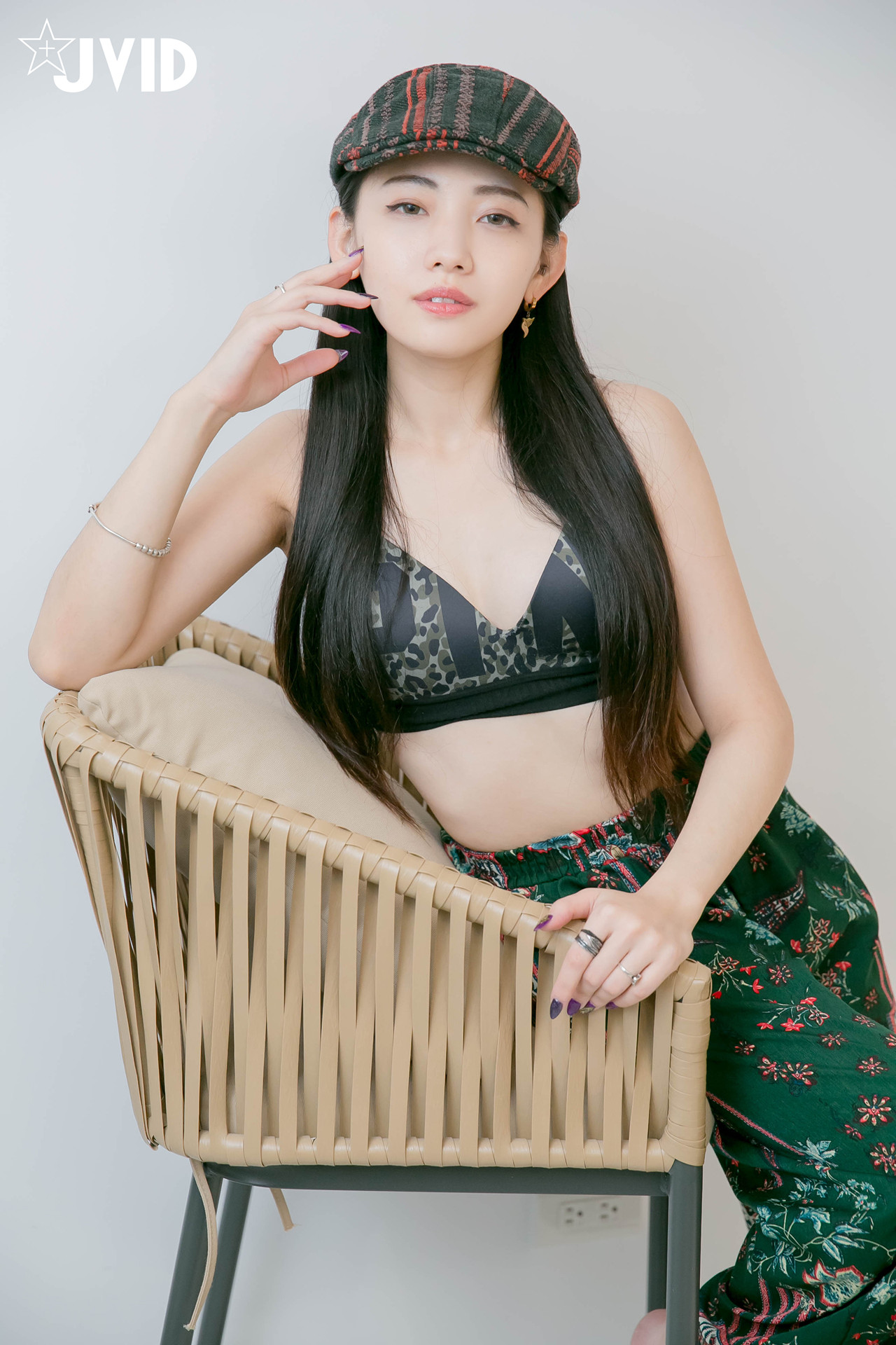 JVID 夏暮光 – 私底下穿著就讓人喜歡的性格青春美女 Set.01