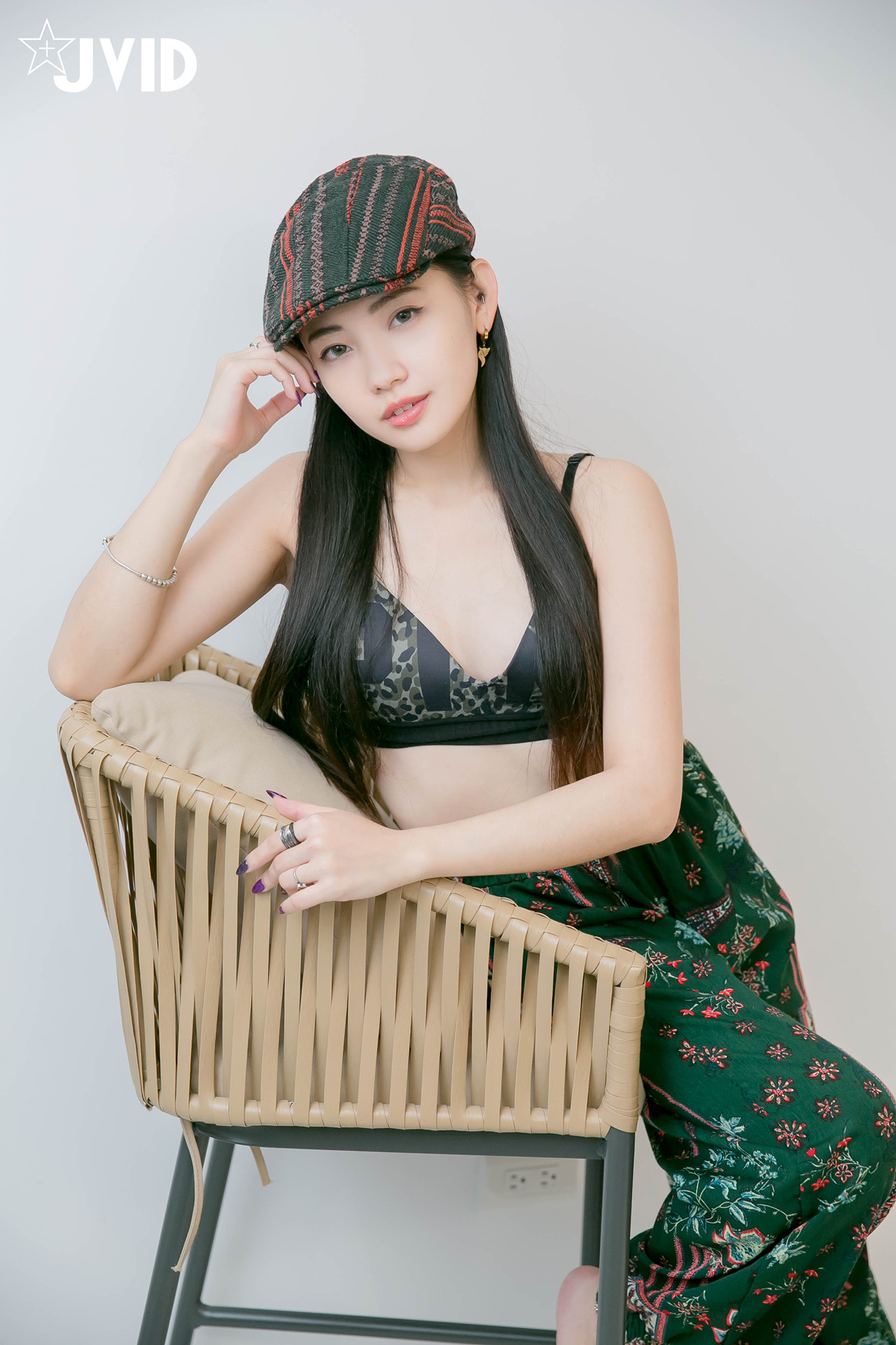 JVID 夏暮光 – 私底下穿著就讓人喜歡的性格青春美女 Set.01