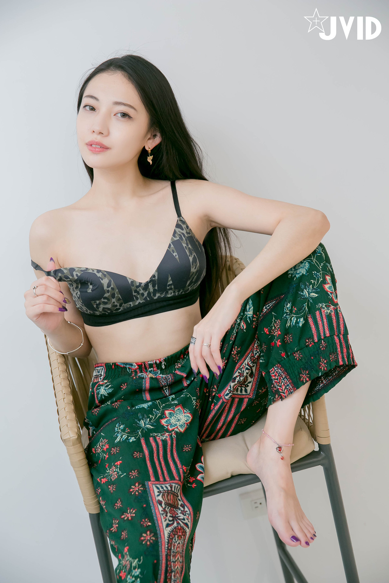 JVID 夏暮光 – 私底下穿著就讓人喜歡的性格青春美女 Set.01