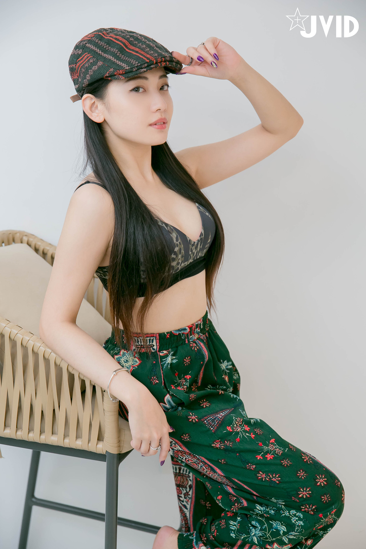 JVID 夏暮光 – 私底下穿著就讓人喜歡的性格青春美女 Set.01