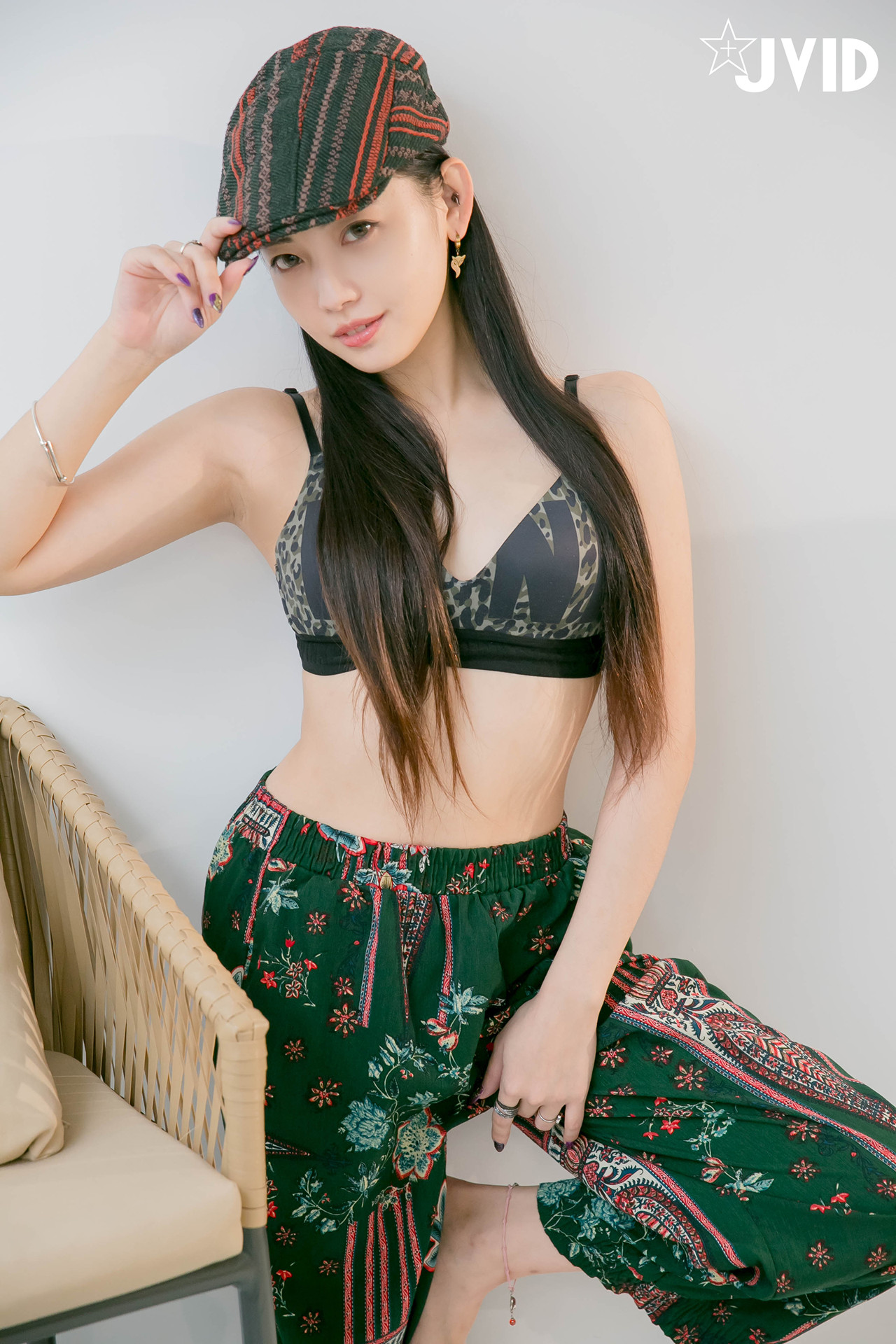 JVID 夏暮光 – 私底下穿著就讓人喜歡的性格青春美女 Set.01