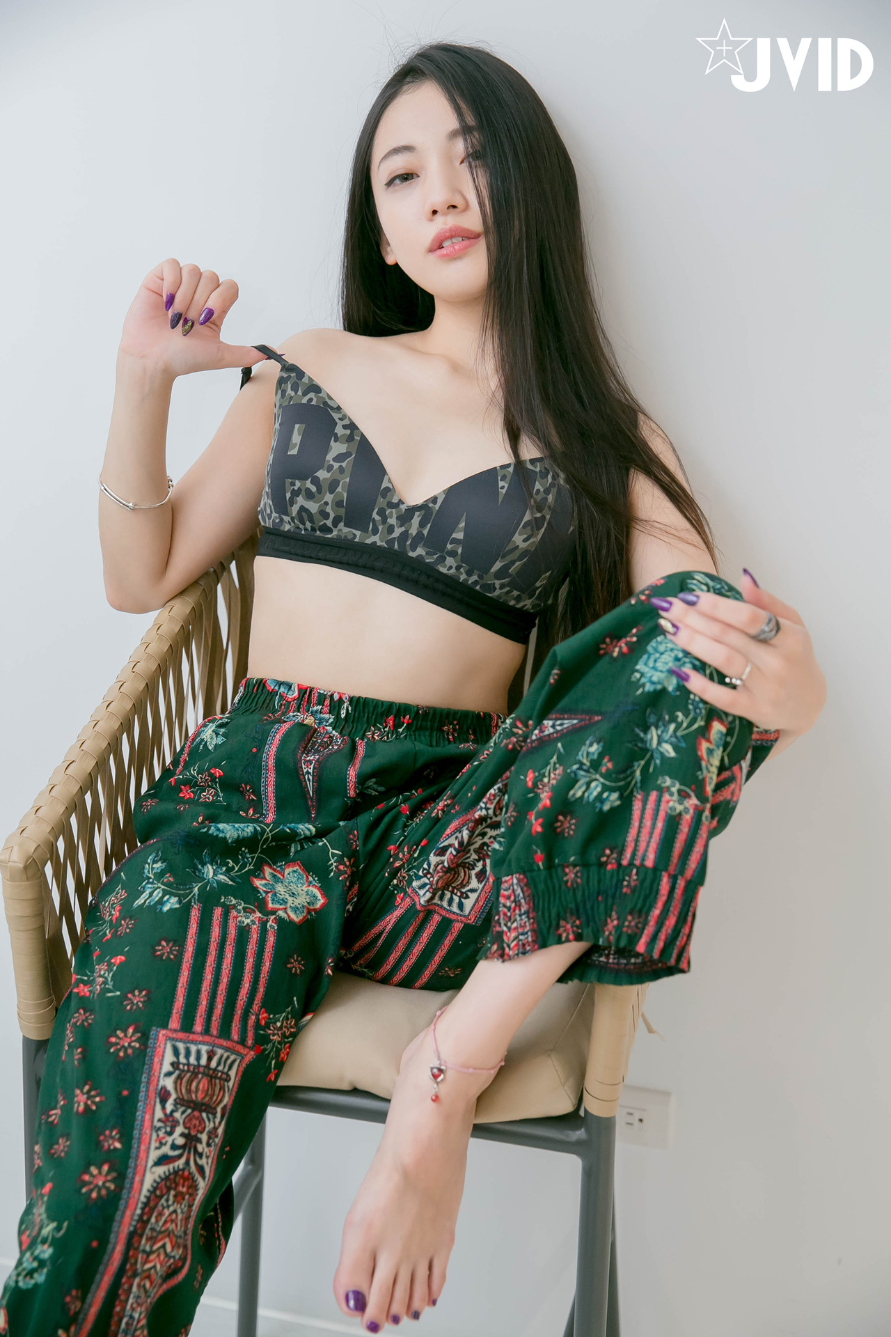 JVID 夏暮光 – 私底下穿著就讓人喜歡的性格青春美女 Set.01