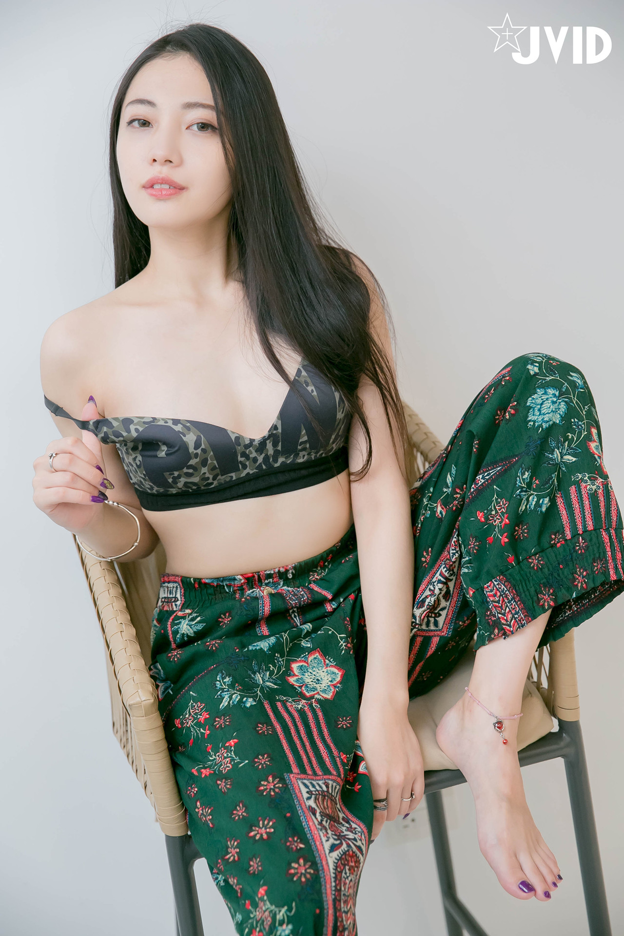 JVID 夏暮光 – 私底下穿著就讓人喜歡的性格青春美女 Set.01