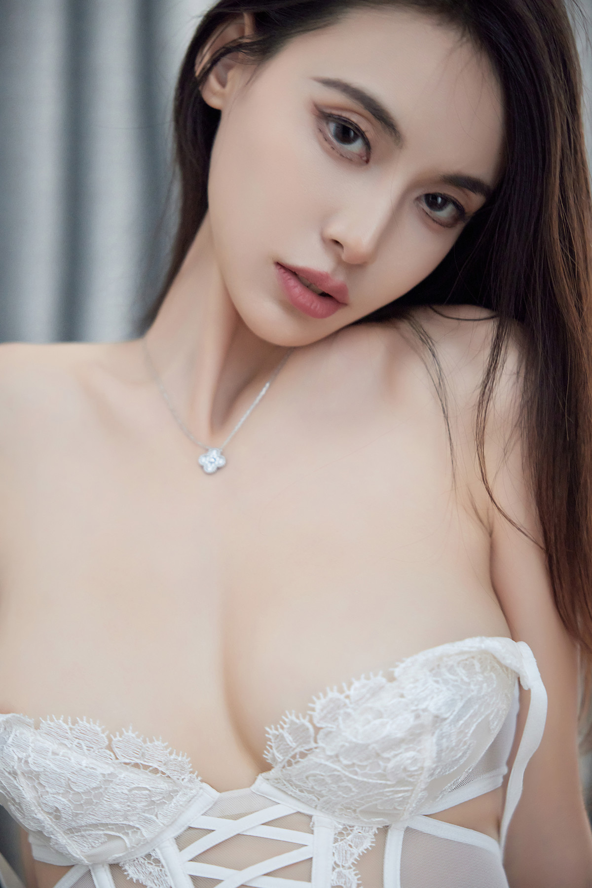 lingyu69 XiuRen Uncensored – 秀人网车模 白色蕾丝