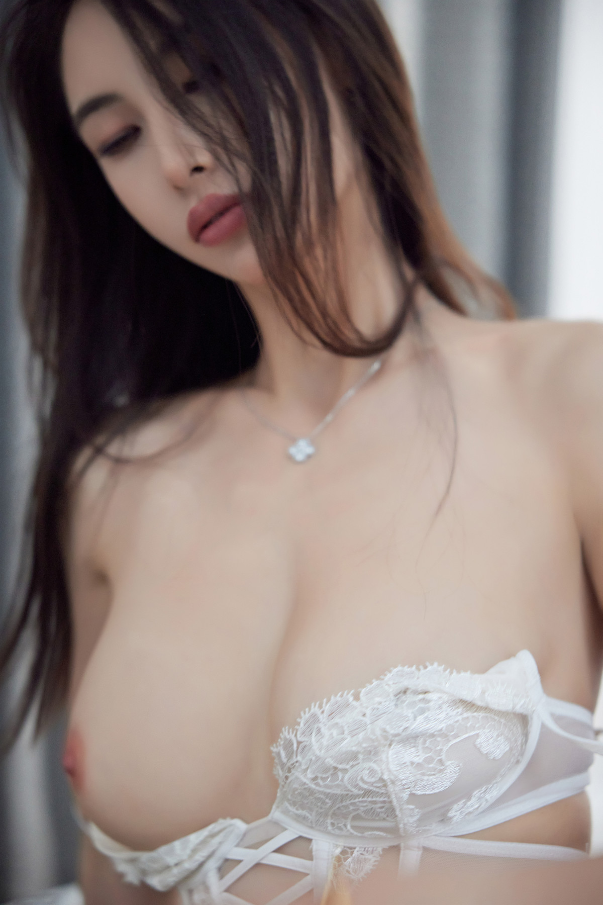 lingyu69 XiuRen Uncensored – 秀人网车模 白色蕾丝