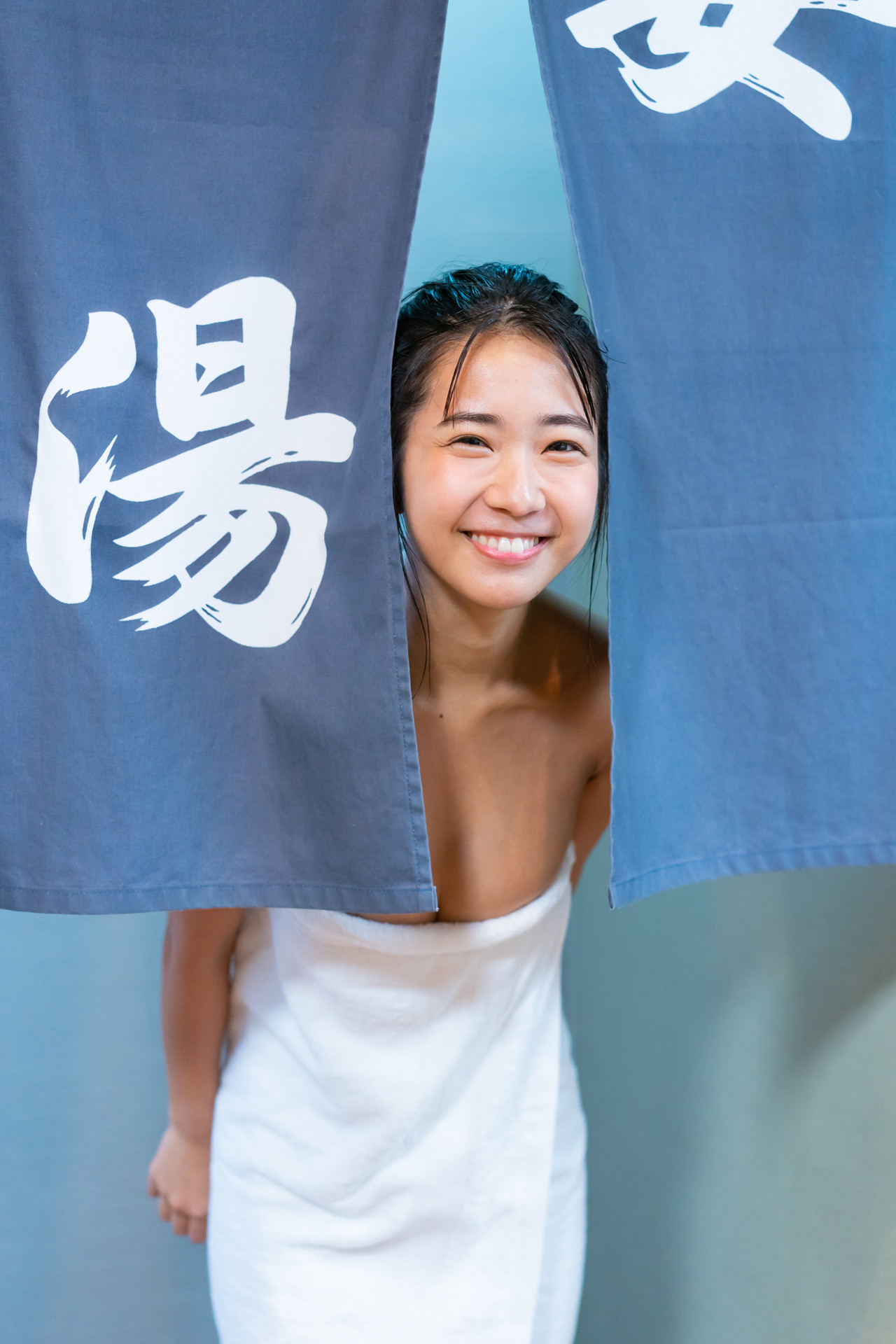 Amau Kisumi 天羽希純, FLASHデジタル写真集 「銭湯で大はしゃぎ！」 Set.02