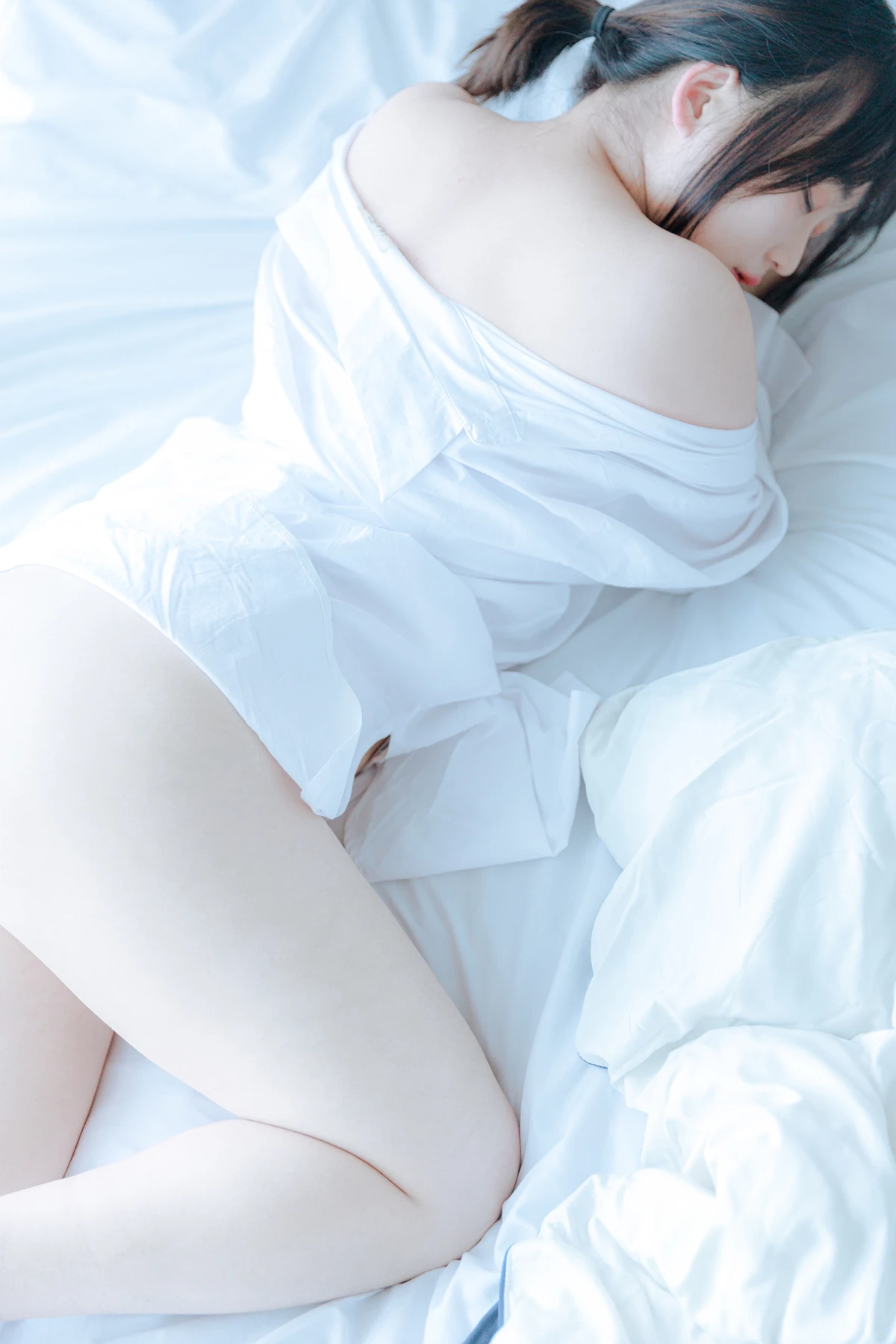 Mozzi 모찌, Photobook 「A Wet Day」