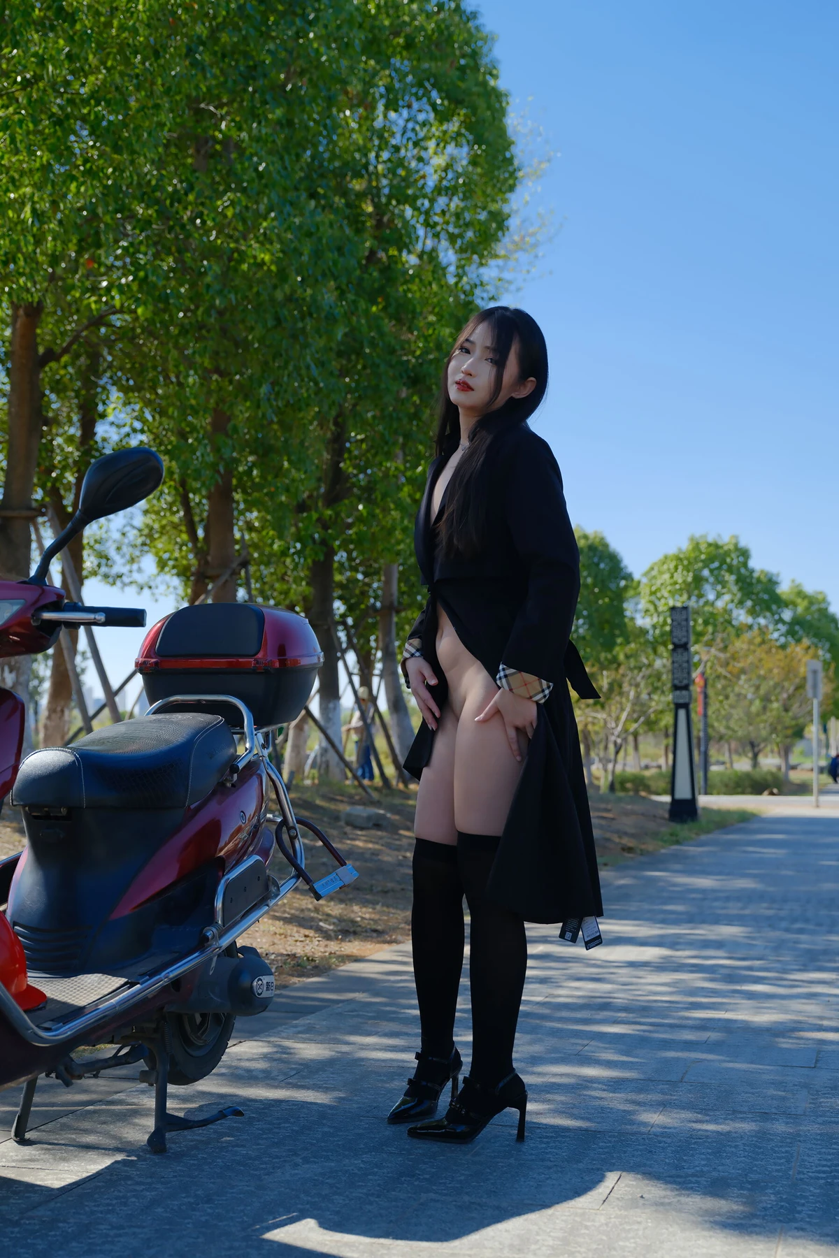 小泽 – 黑色丝袜女同事 户外露出 Set.01
