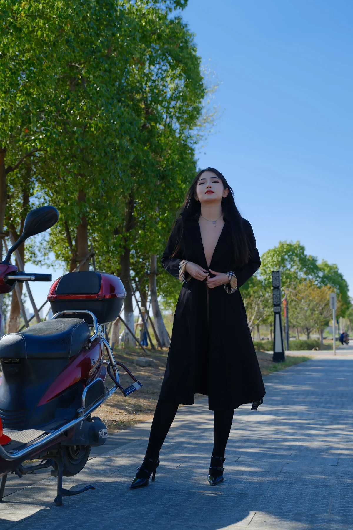 小泽 – 黑色丝袜女同事 户外露出 Set.01