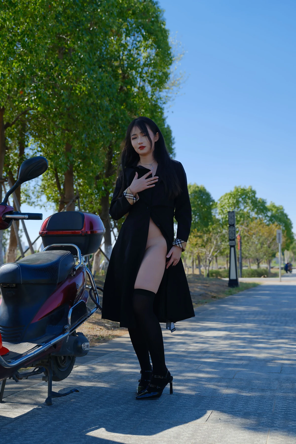 小泽 – 黑色丝袜女同事 户外露出 Set.01