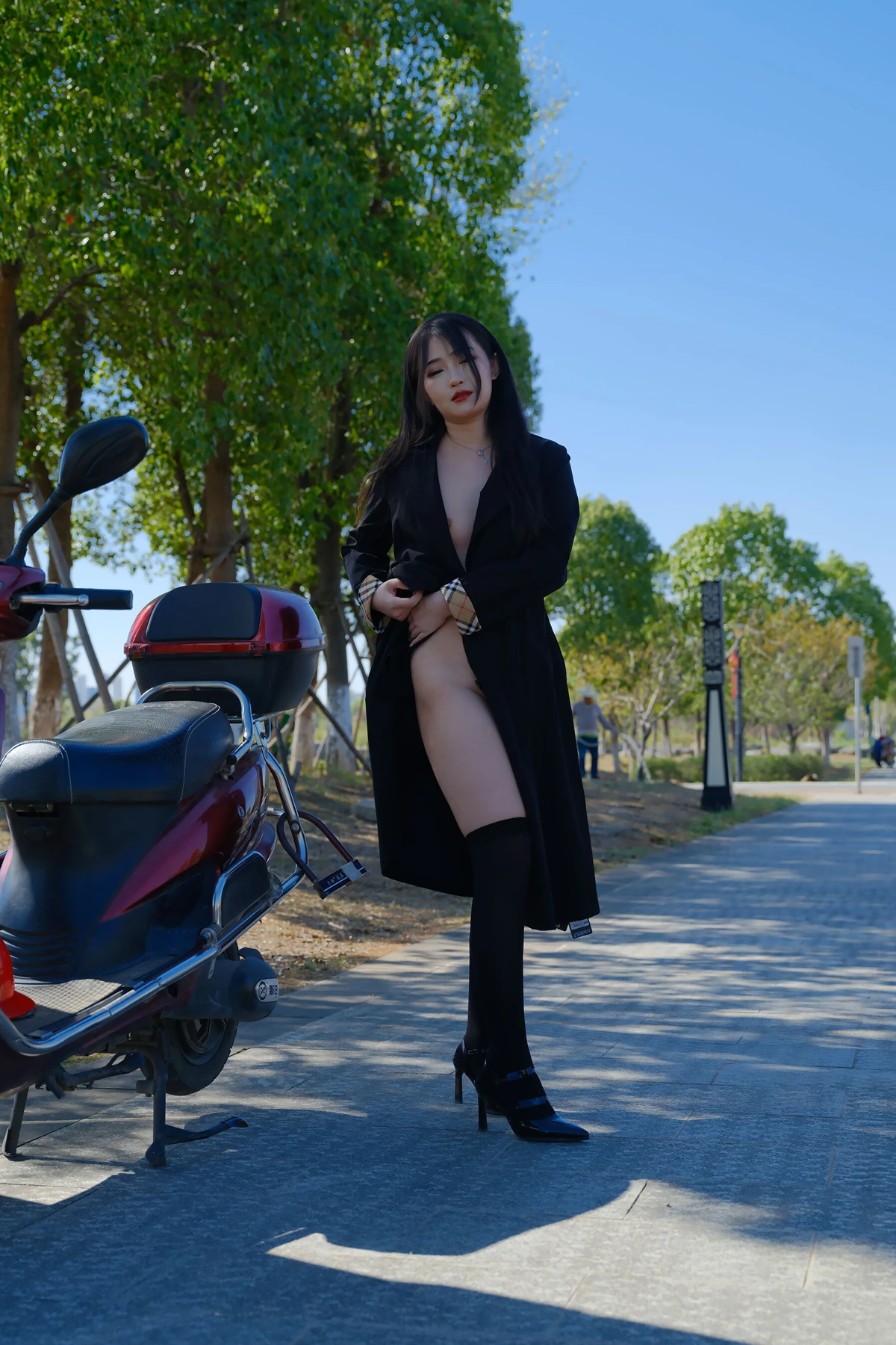 小泽 – 黑色丝袜女同事 户外露出 Set.01