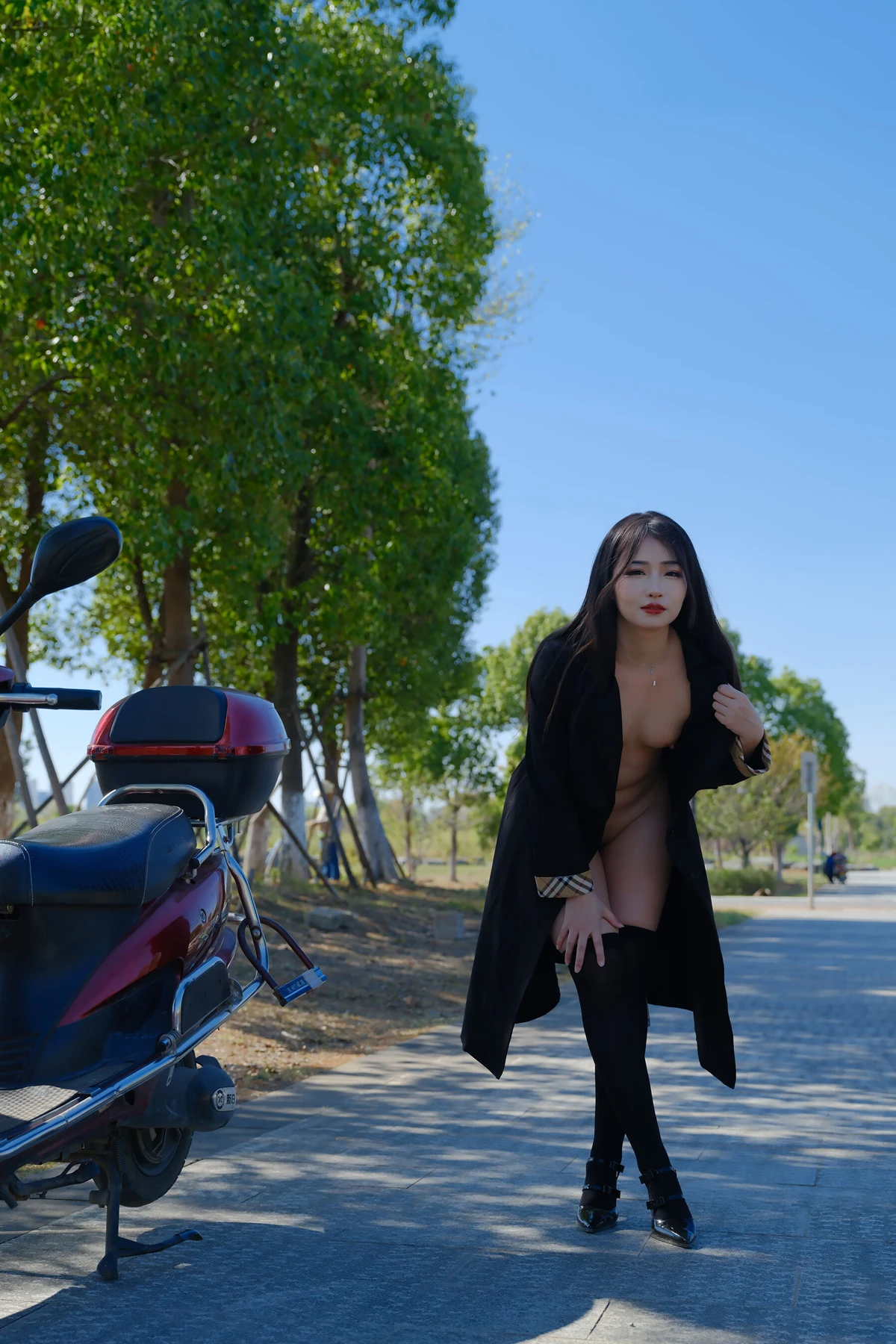 小泽 – 黑色丝袜女同事 户外露出 Set.01