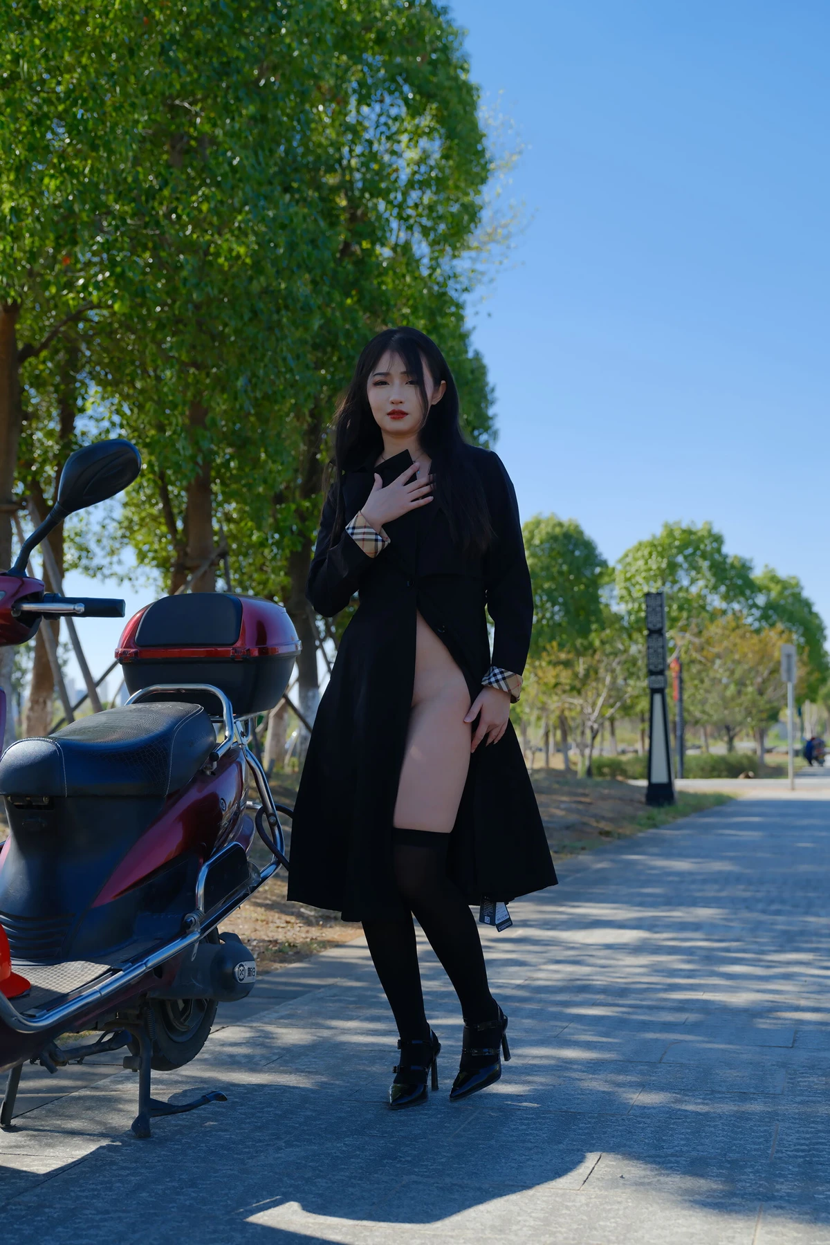 小泽 – 黑色丝袜女同事 户外露出 Set.01