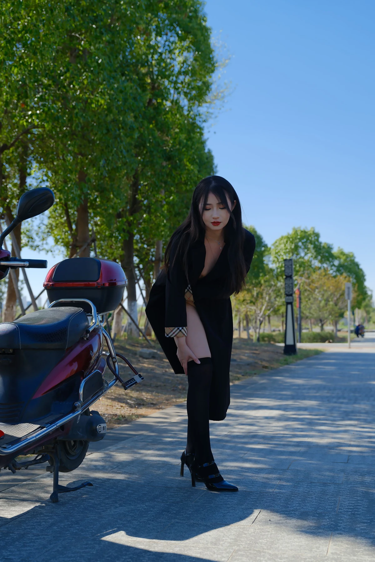 小泽 – 黑色丝袜女同事 户外露出 Set.01