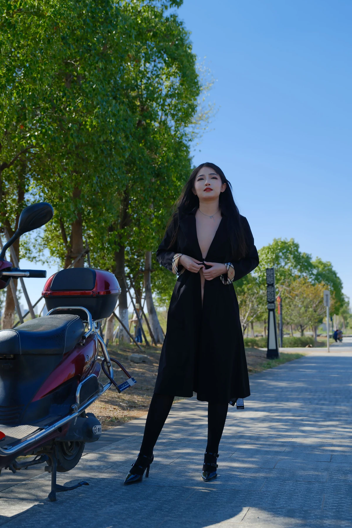 小泽 – 黑色丝袜女同事 户外露出 Set.01