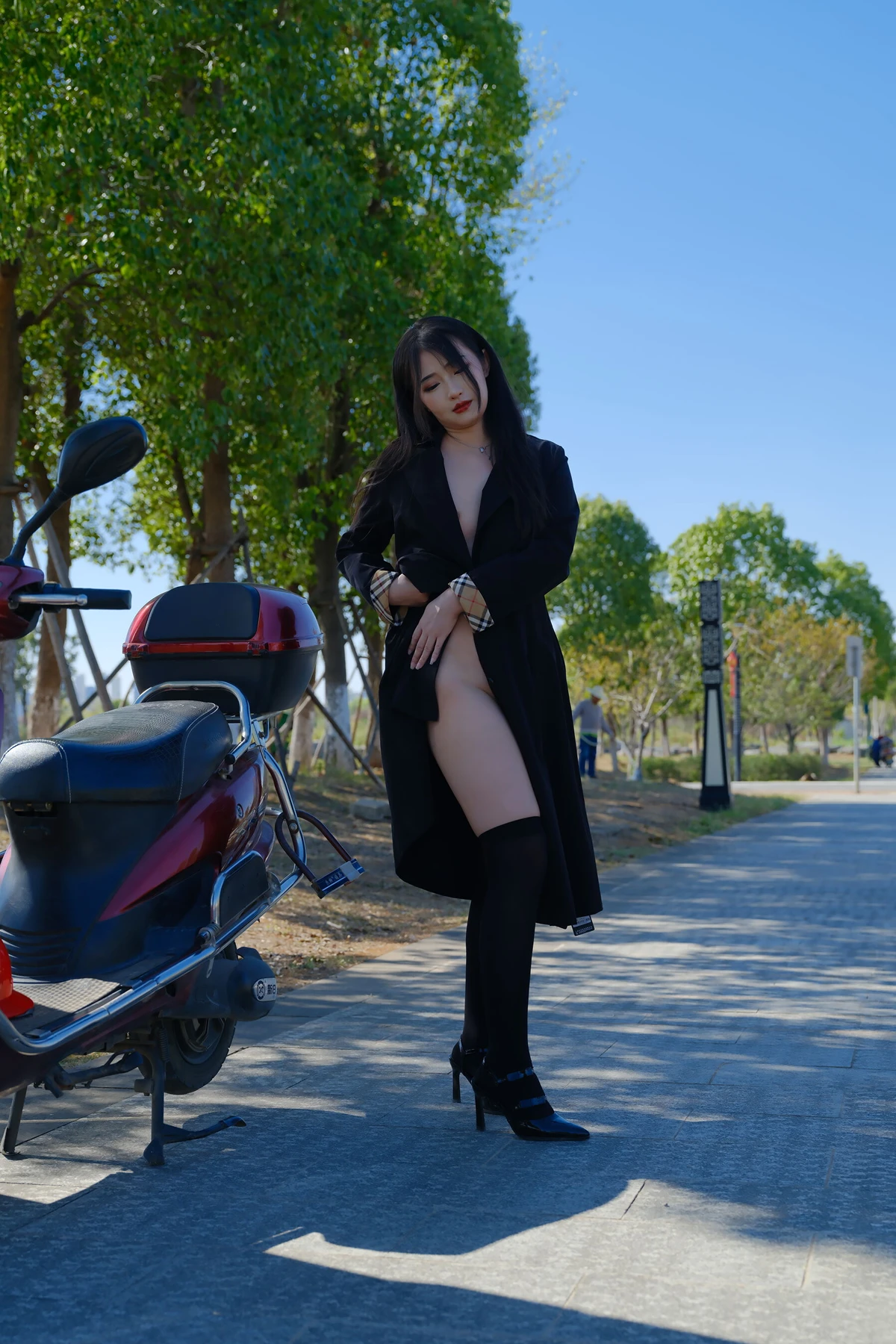 小泽 – 黑色丝袜女同事 户外露出 Set.01