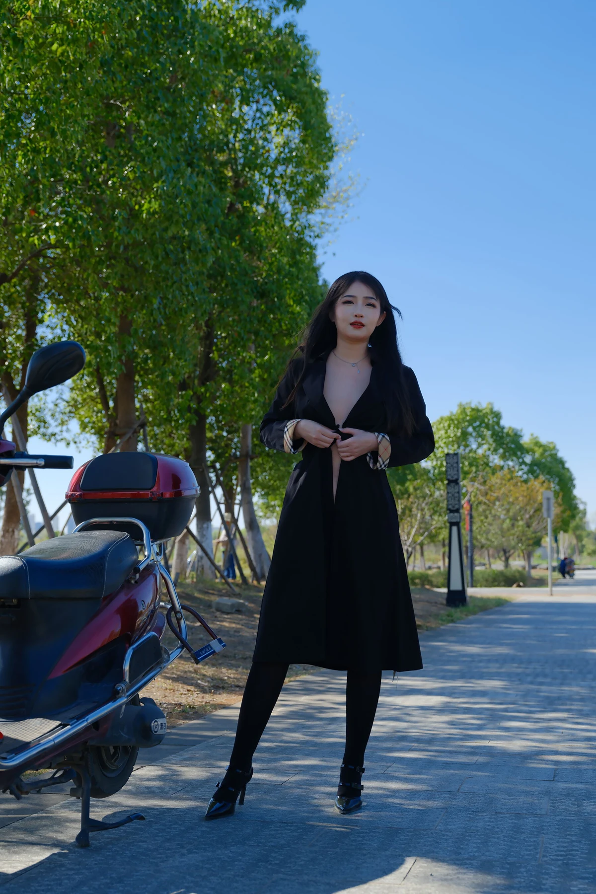 小泽 – 黑色丝袜女同事 户外露出 Set.01