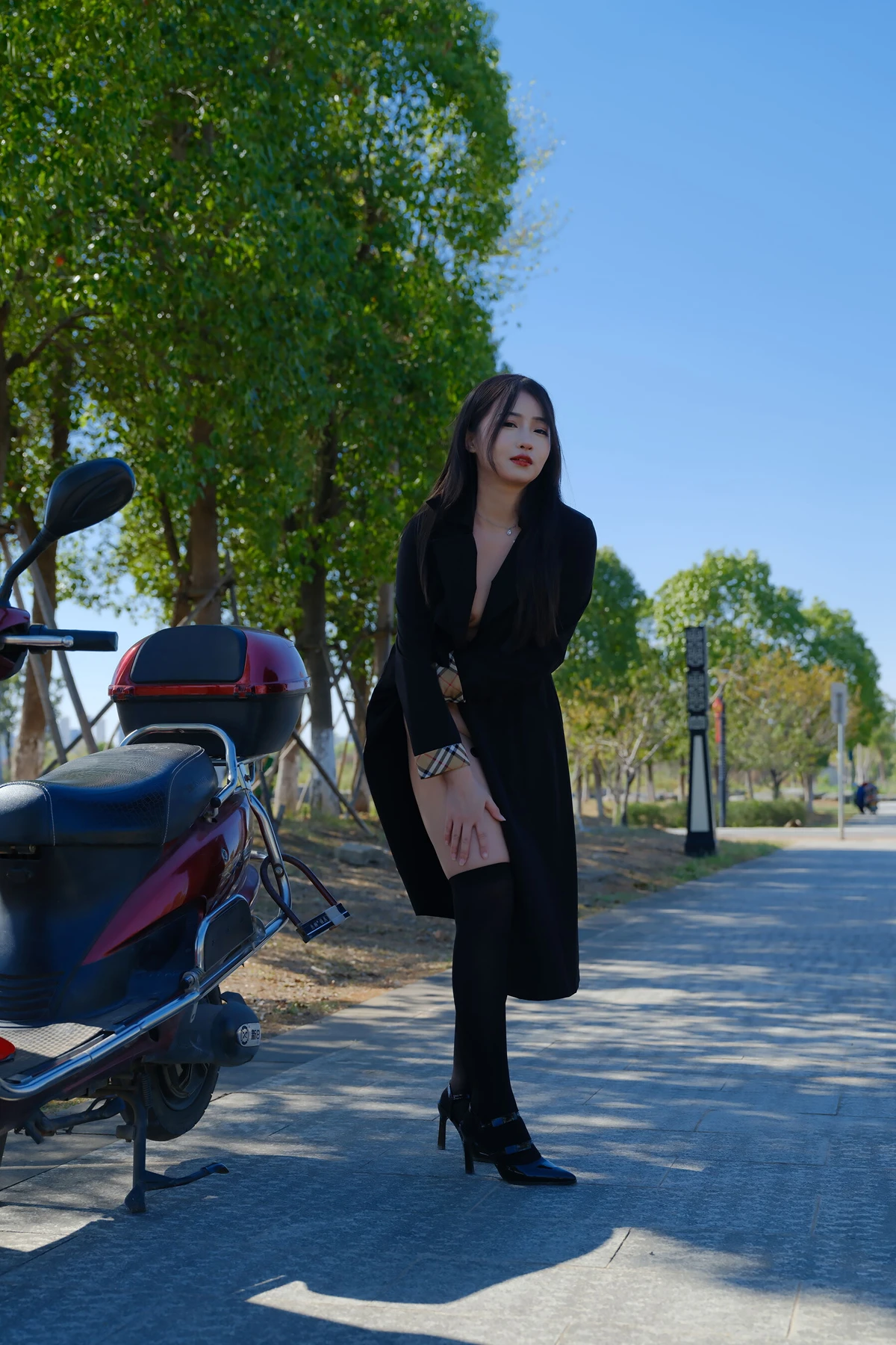 小泽 – 黑色丝袜女同事 户外露出 Set.01