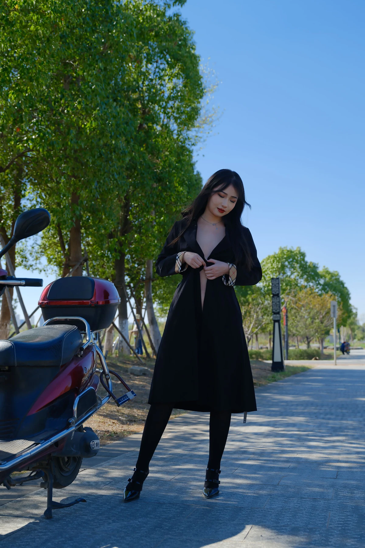 小泽 – 黑色丝袜女同事 户外露出 Set.01