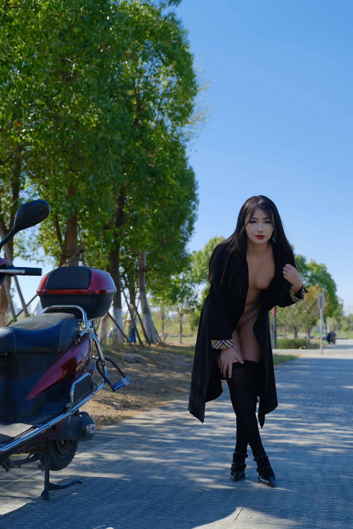 小泽 – 黑色丝袜女同事 户外露出 Set.01