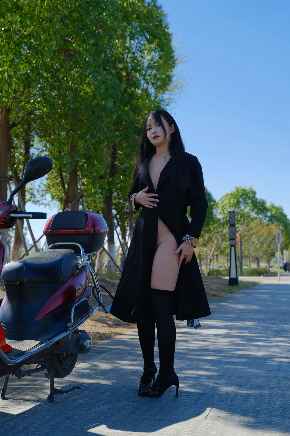 小泽 – 黑色丝袜女同事 户外露出 Set.01