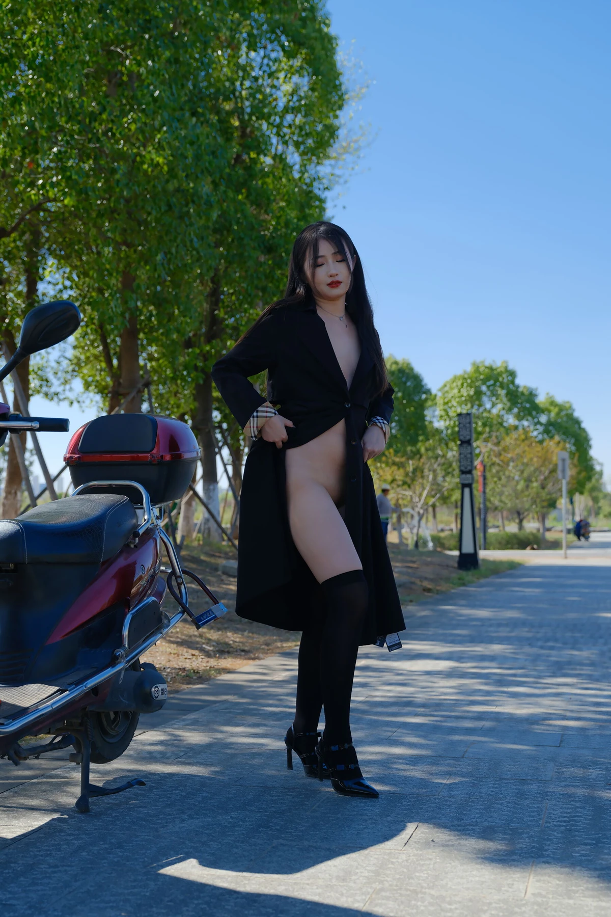 小泽 – 黑色丝袜女同事 户外露出 Set.01